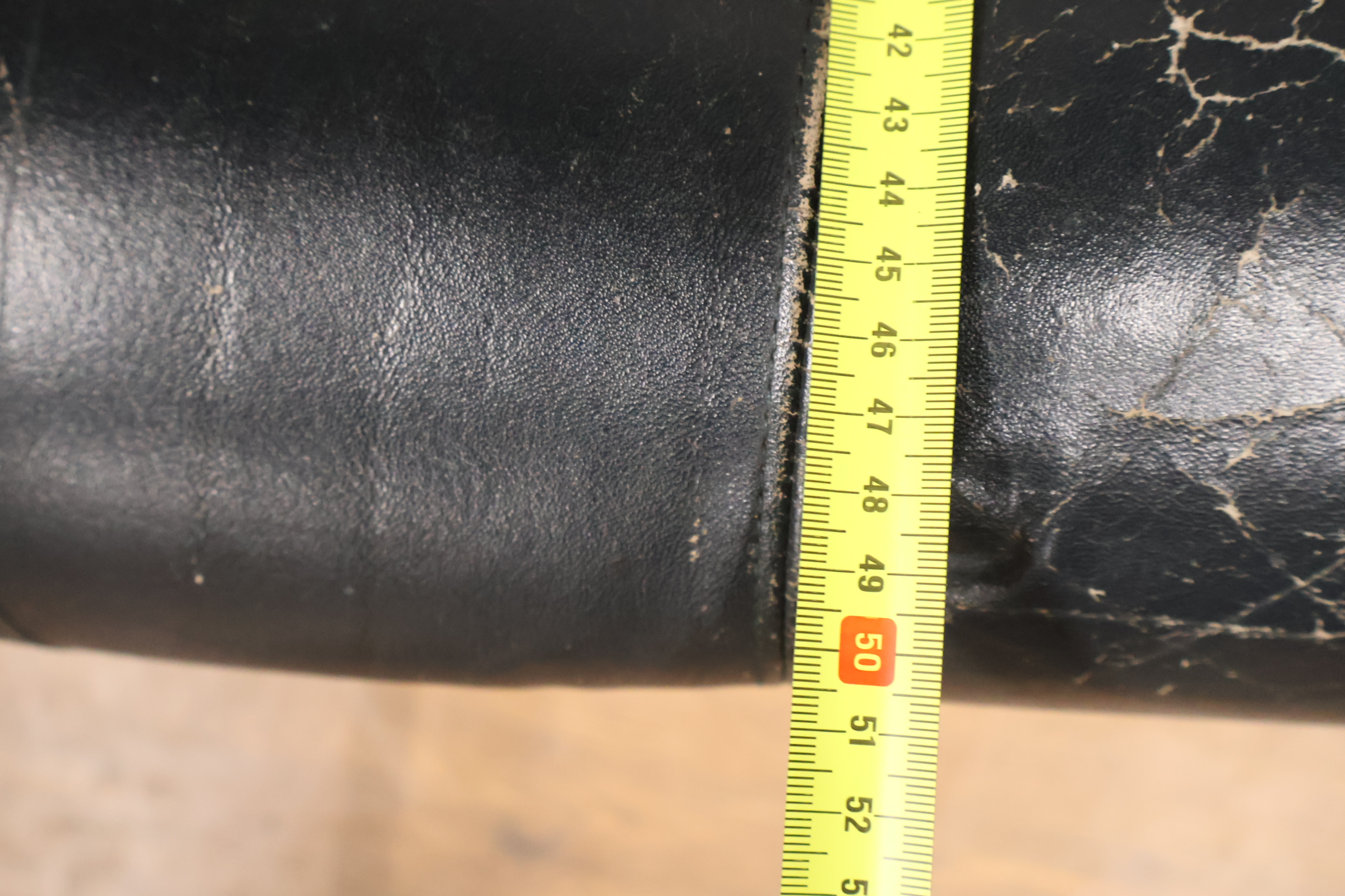 Vintage stoel met zwart leren bekleding en houten frame – foto 13 – kavel bij GSD Auctions, Zoeterwoude