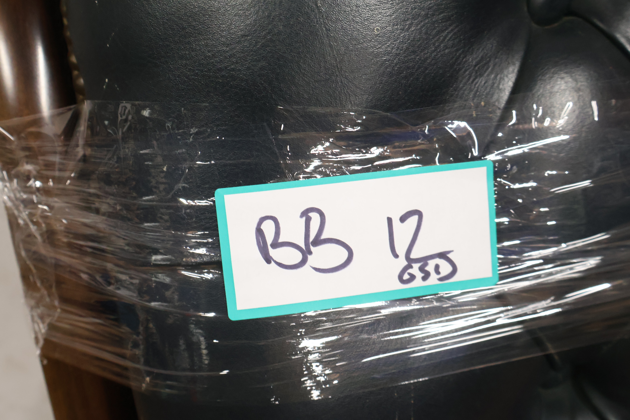 Vintage stoel met zwart leren bekleding en houten frame – foto 18 – kavel bij GSD Auctions, Zoeterwoude