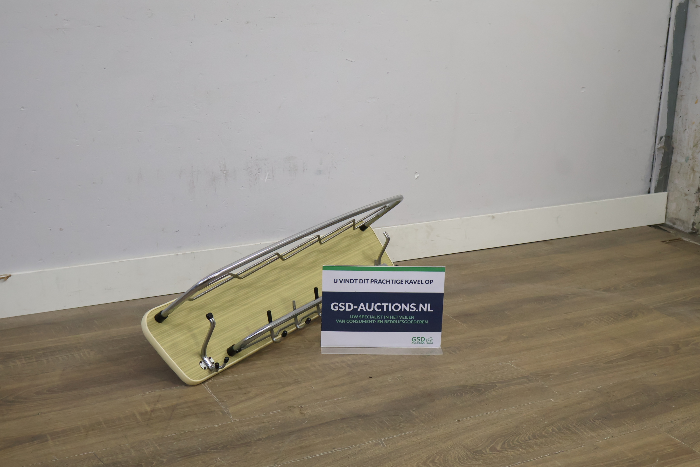 Kapstok met houten plank en metalen haken – foto 2 – kavel bij GSD Auctions, Zoeterwoude