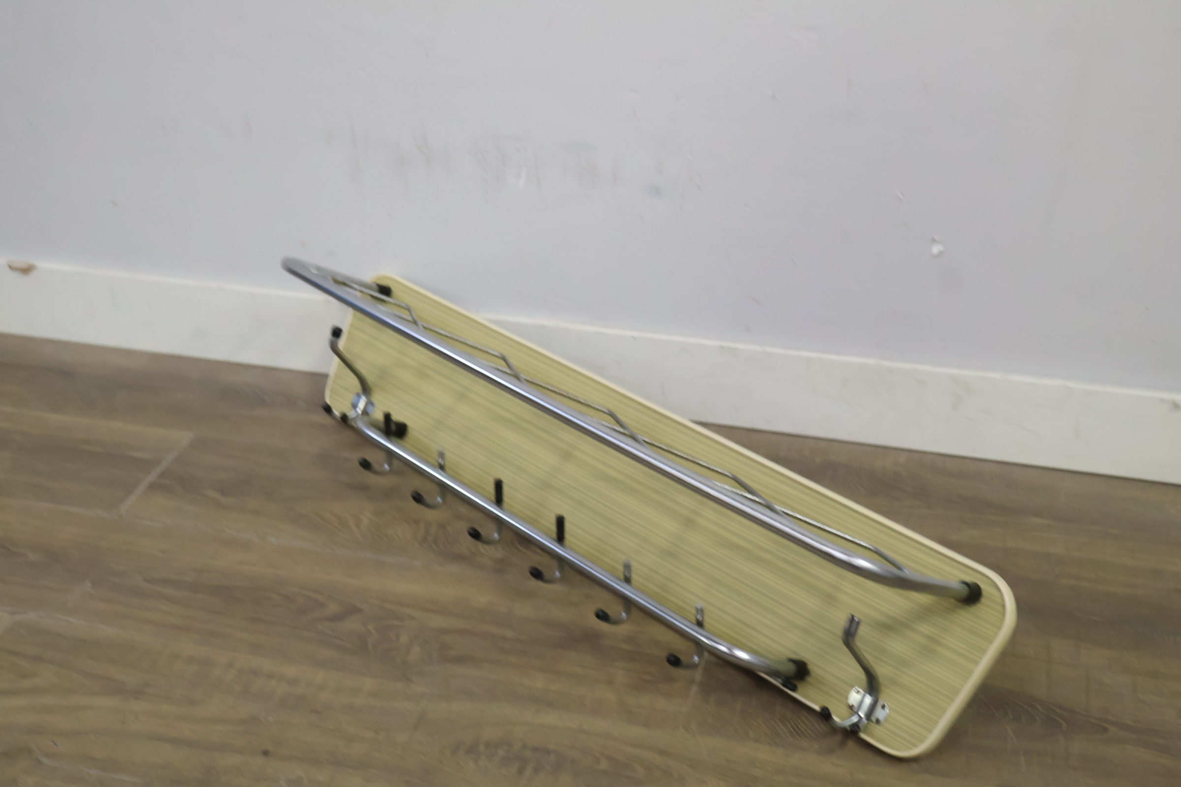 Kapstok met houten plank en metalen haken – foto 3 – kavel bij GSD Auctions, Zoeterwoude