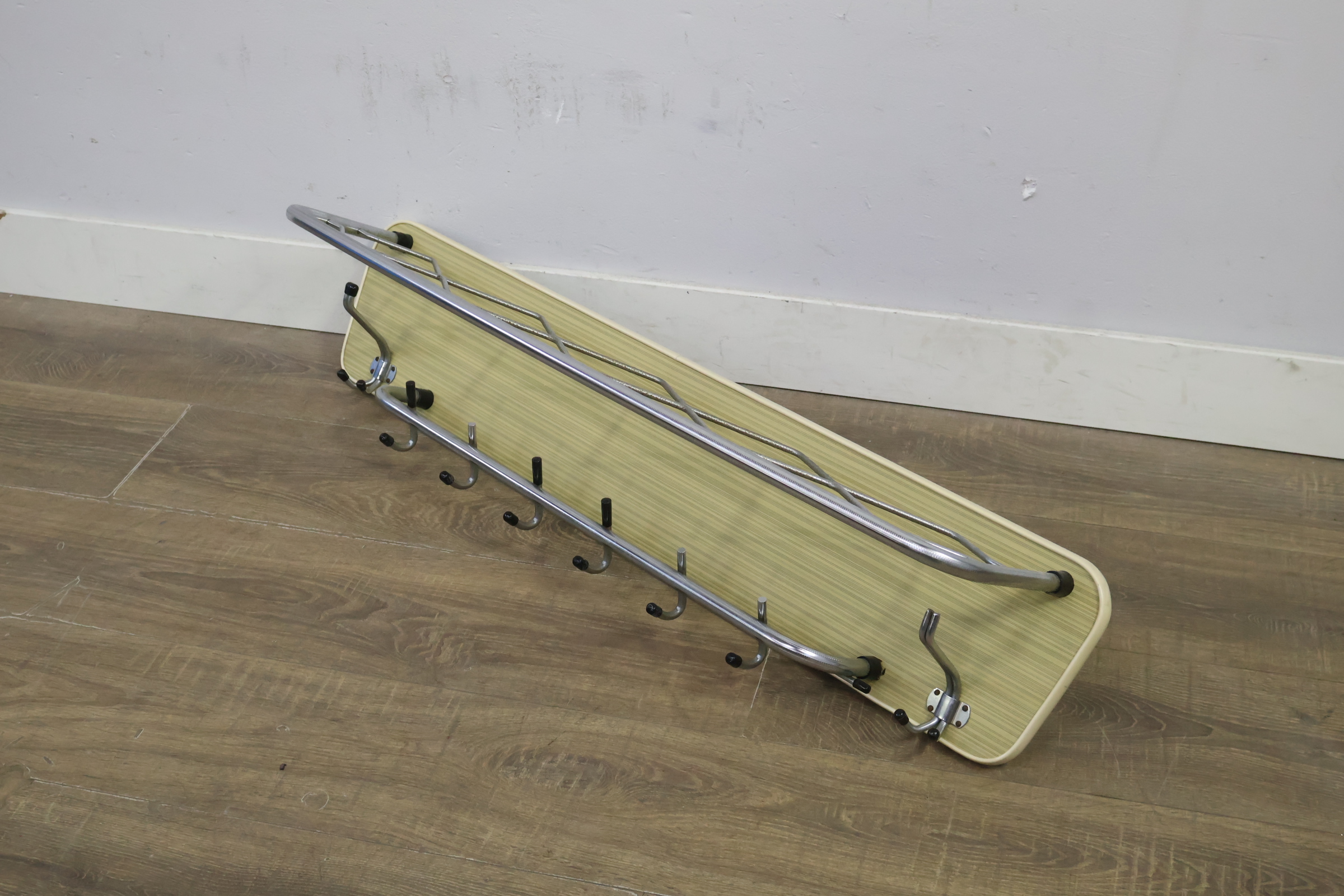 Kapstok met houten plank en metalen haken – foto 4 – kavel bij GSD Auctions, Zoeterwoude