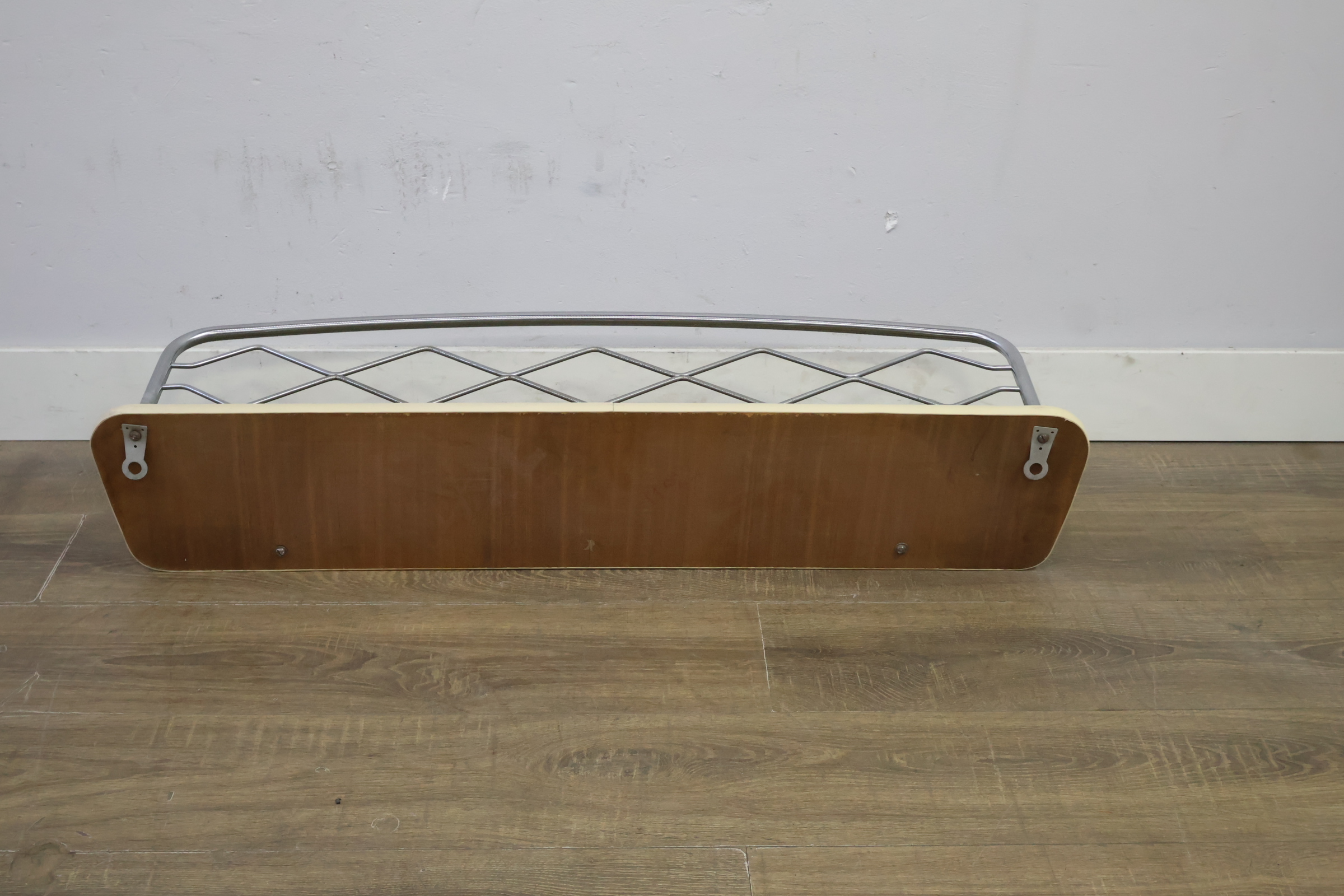 Kapstok met houten plank en metalen haken – foto 5 – kavel bij GSD Auctions, Zoeterwoude