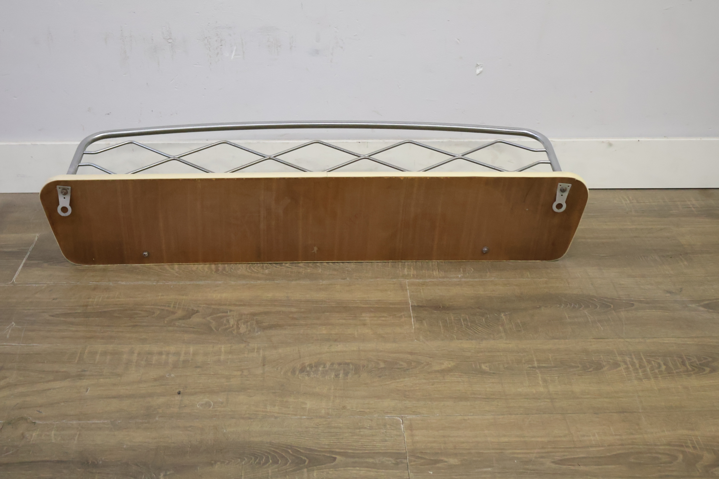 Kapstok met houten plank en metalen haken – foto 6 – kavel bij GSD Auctions, Zoeterwoude