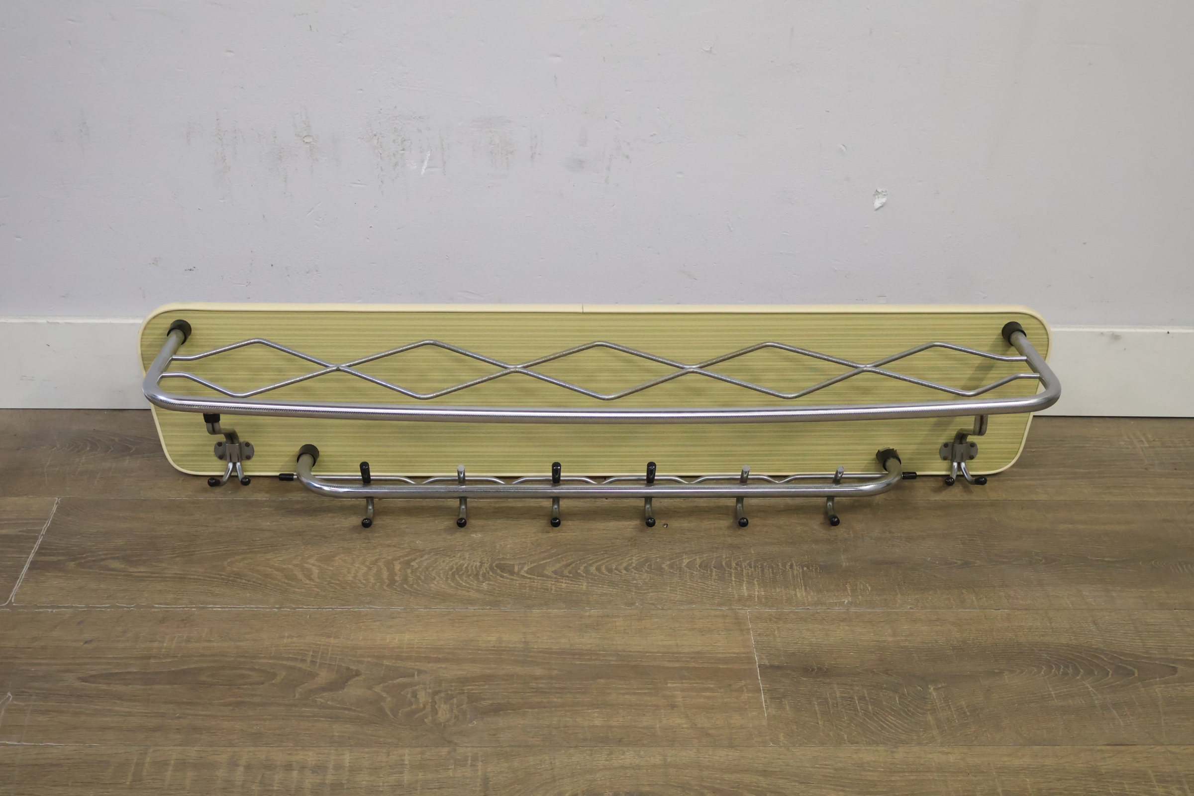 Kapstok met houten plank en metalen haken – foto 7 – kavel bij GSD Auctions, Zoeterwoude