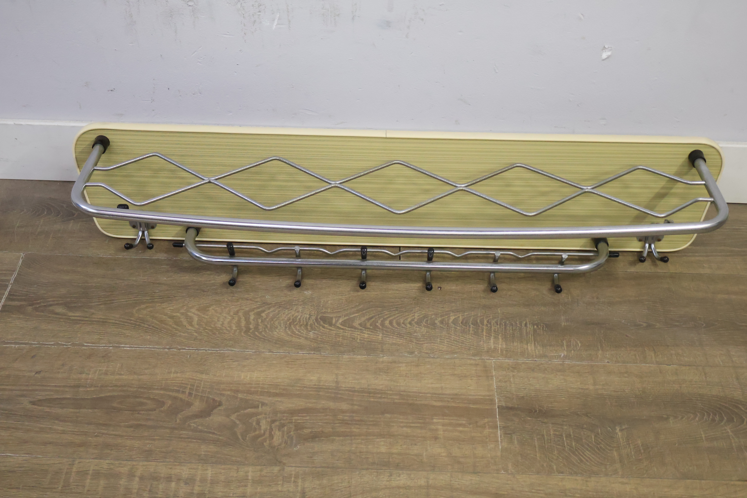 Kapstok met houten plank en metalen haken – foto 8 – kavel bij GSD Auctions, Zoeterwoude