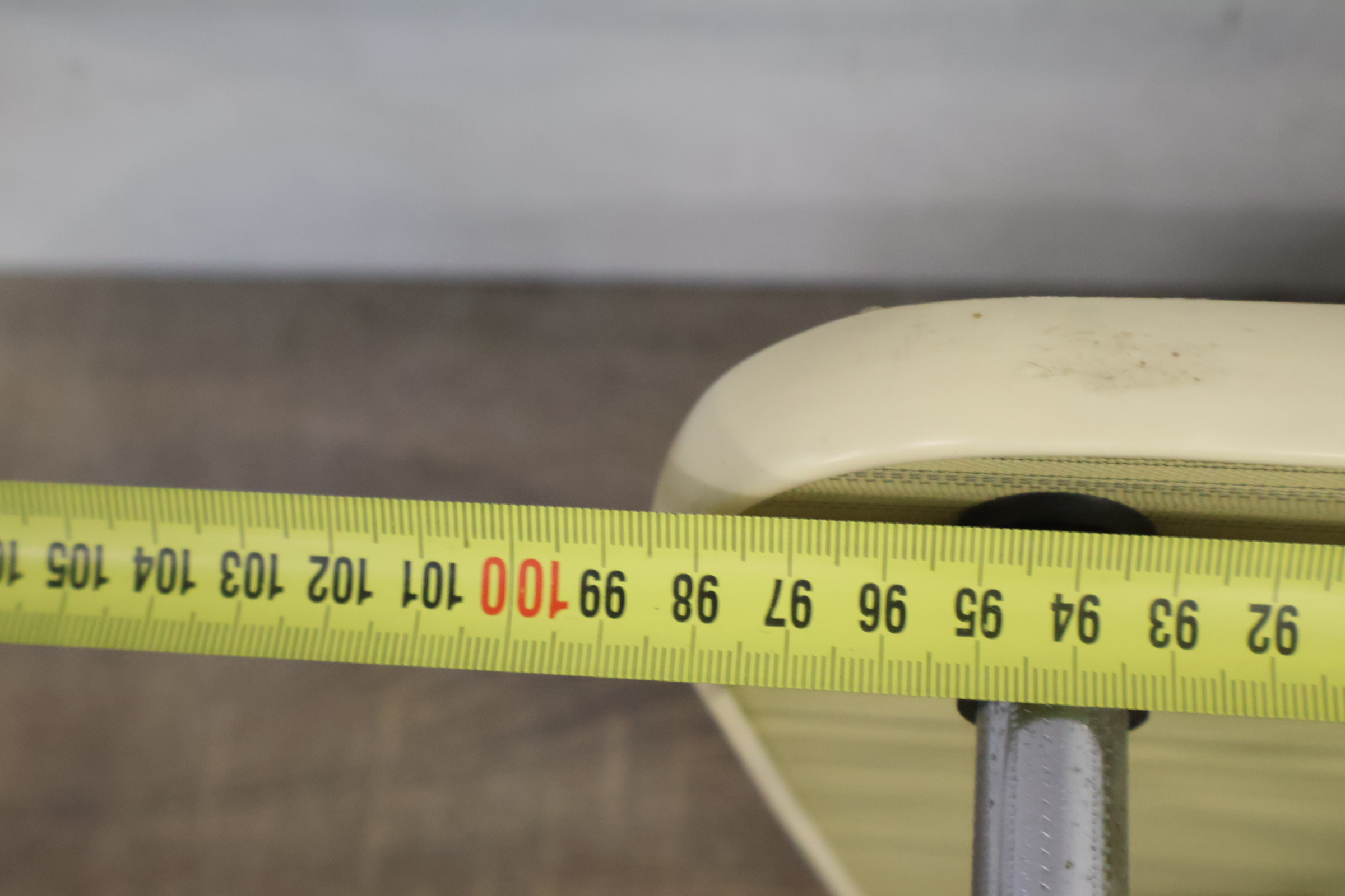 Kapstok met houten plank en metalen haken – foto 10 – kavel bij GSD Auctions, Zoeterwoude
