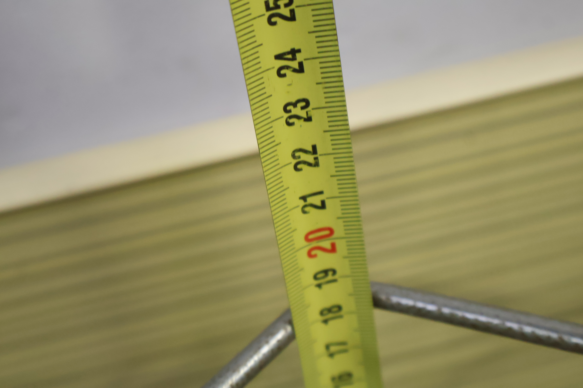 Kapstok met houten plank en metalen haken – foto 11 – kavel bij GSD Auctions, Zoeterwoude