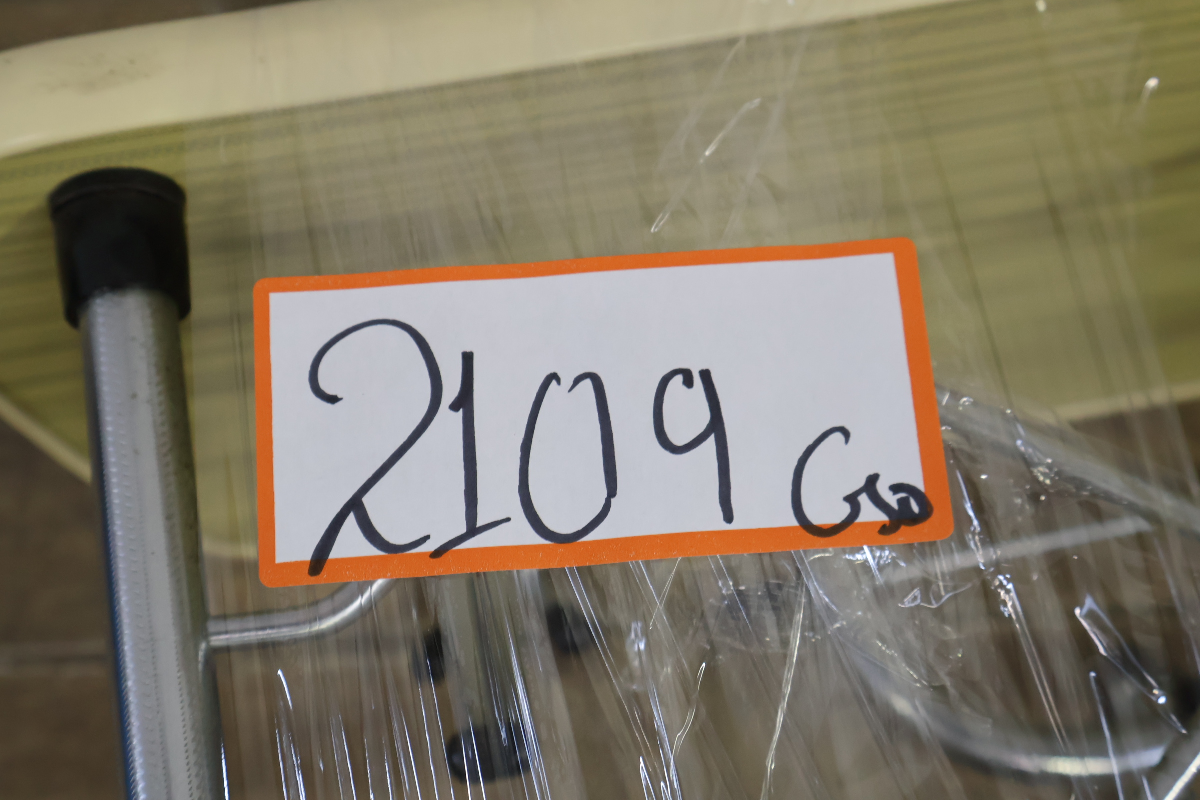 Kapstok met houten plank en metalen haken – foto 12 – kavel bij GSD Auctions, Zoeterwoude