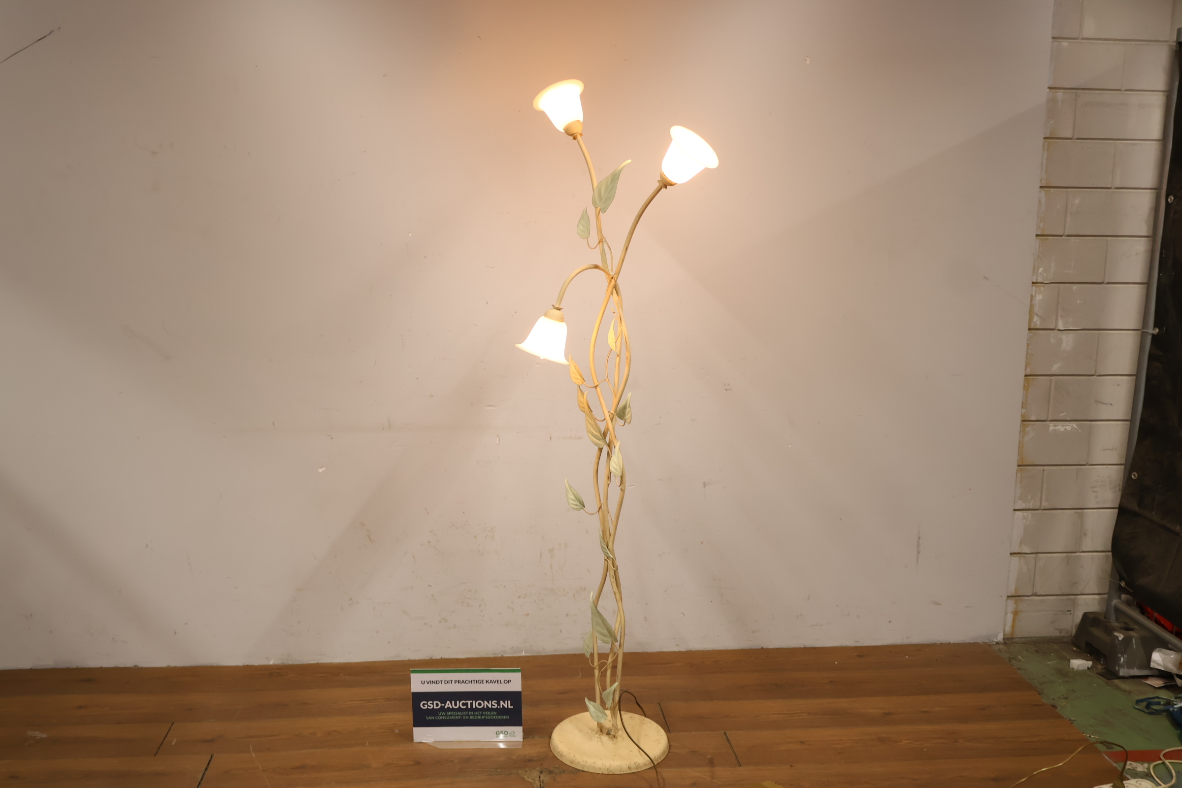 Staande metalen vloerlamp met bloemmotief – foto 3 – kavel bij GSD Auctions, Zoeterwoude