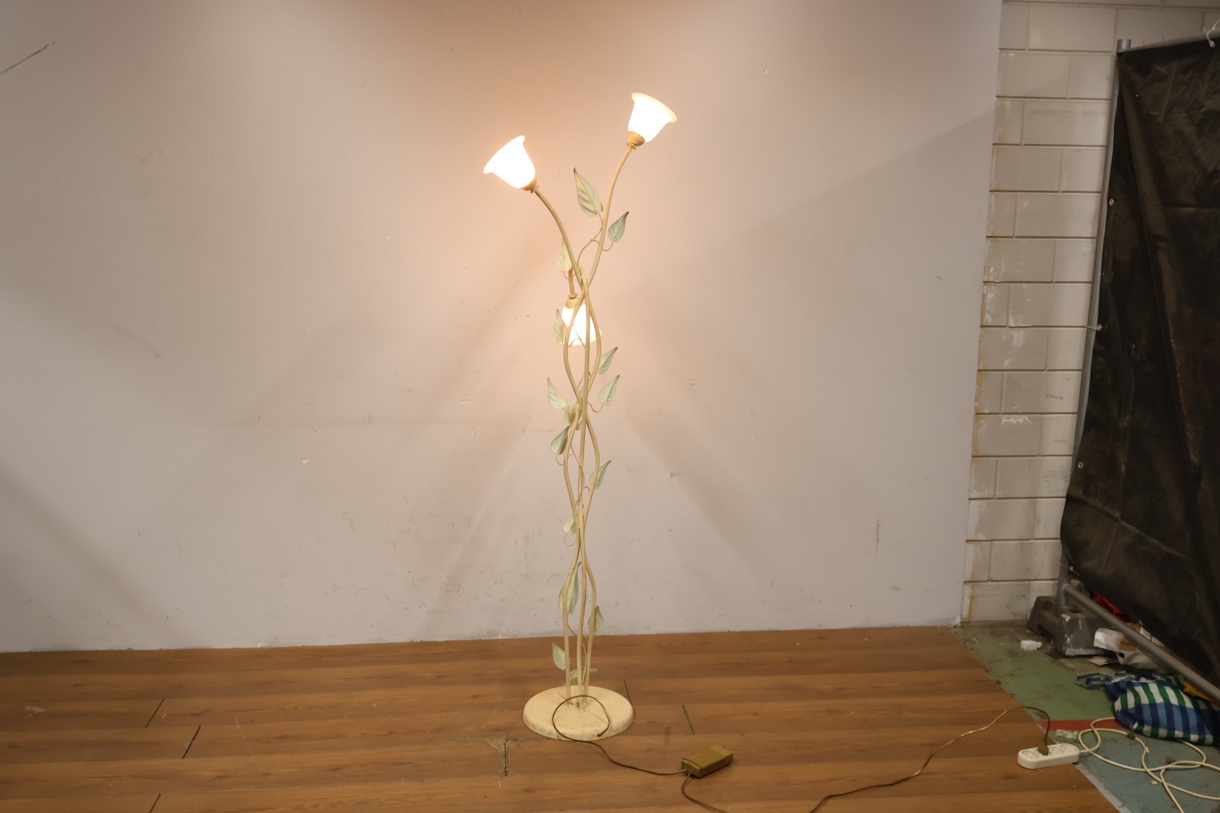 Staande metalen vloerlamp met bloemmotief – foto 4 – kavel bij GSD Auctions, Zoeterwoude