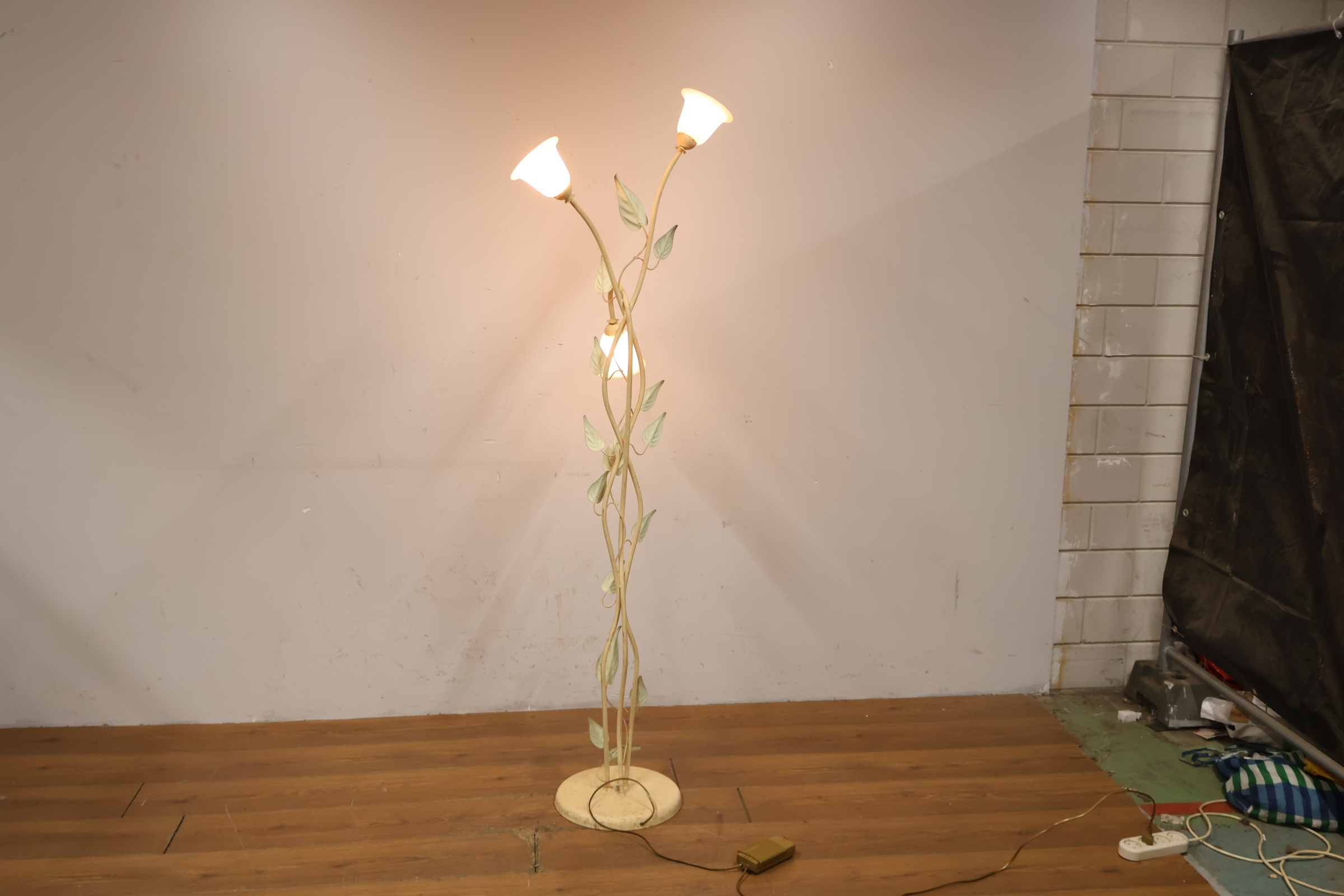Staande metalen vloerlamp met bloemmotief – foto 5 – kavel bij GSD Auctions, Zoeterwoude