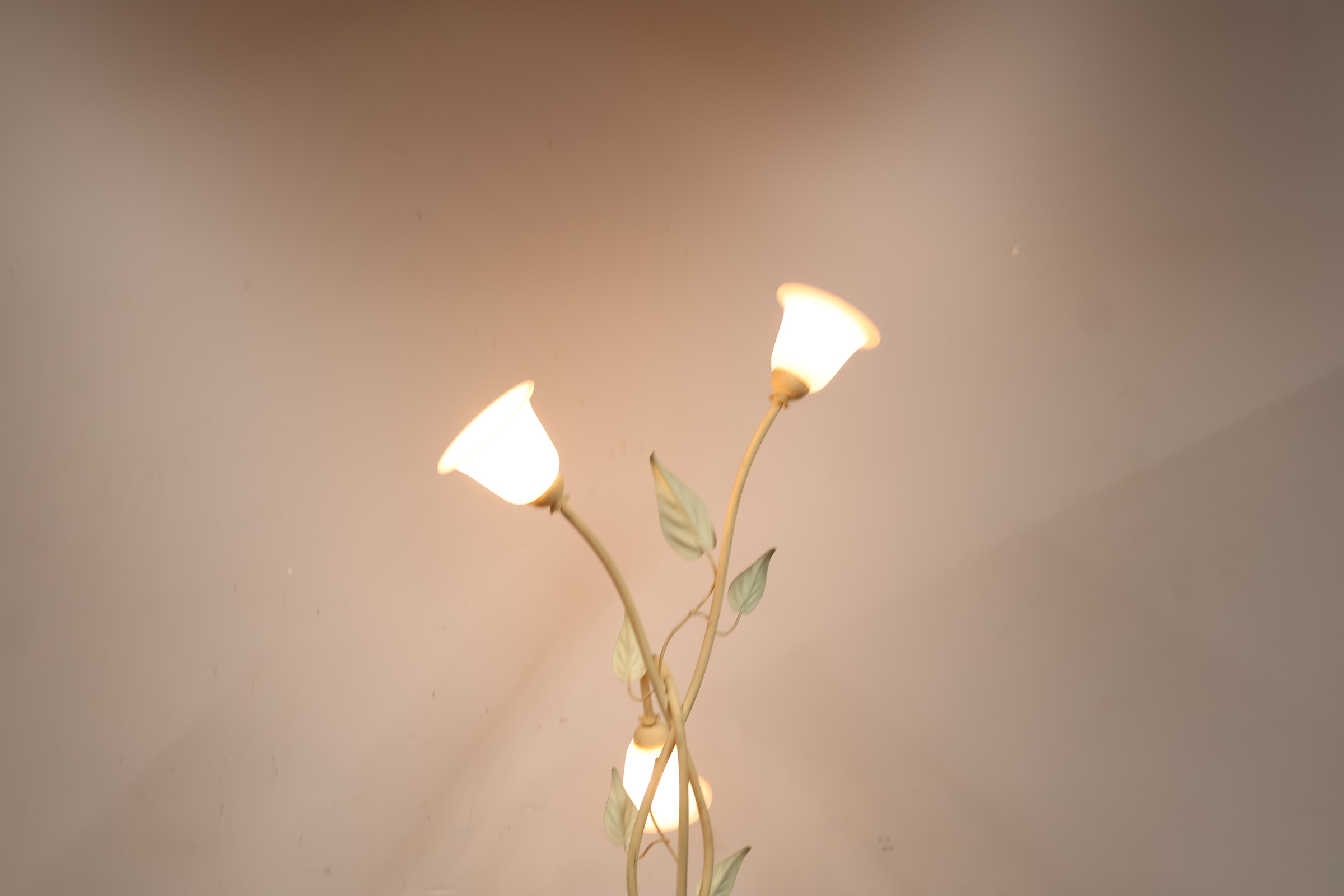 Staande metalen vloerlamp met bloemmotief – foto 6 – kavel bij GSD Auctions, Zoeterwoude