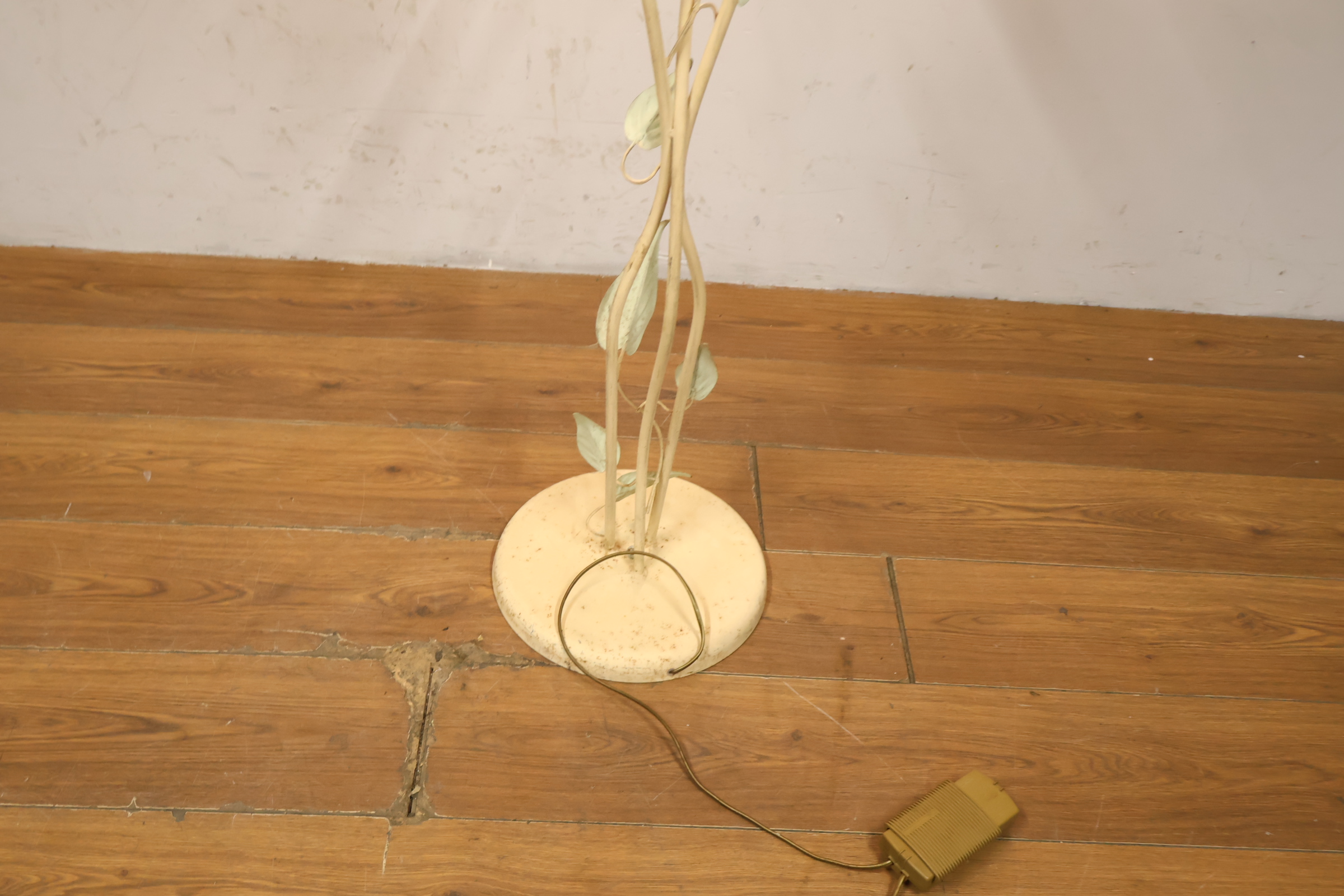 Staande metalen vloerlamp met bloemmotief – foto 7 – kavel bij GSD Auctions, Zoeterwoude