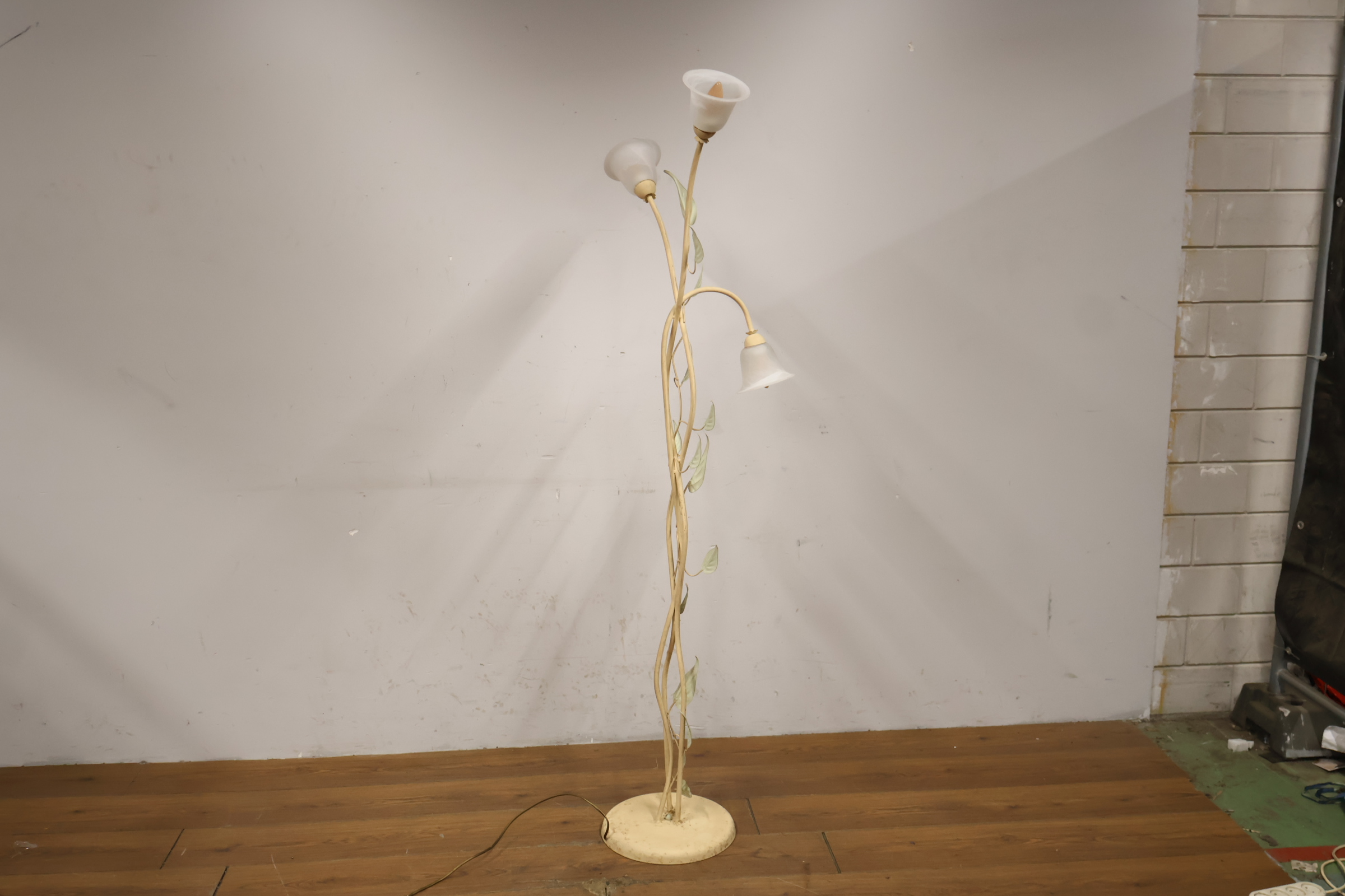 Staande metalen vloerlamp met bloemmotief – foto 8 – kavel bij GSD Auctions, Zoeterwoude