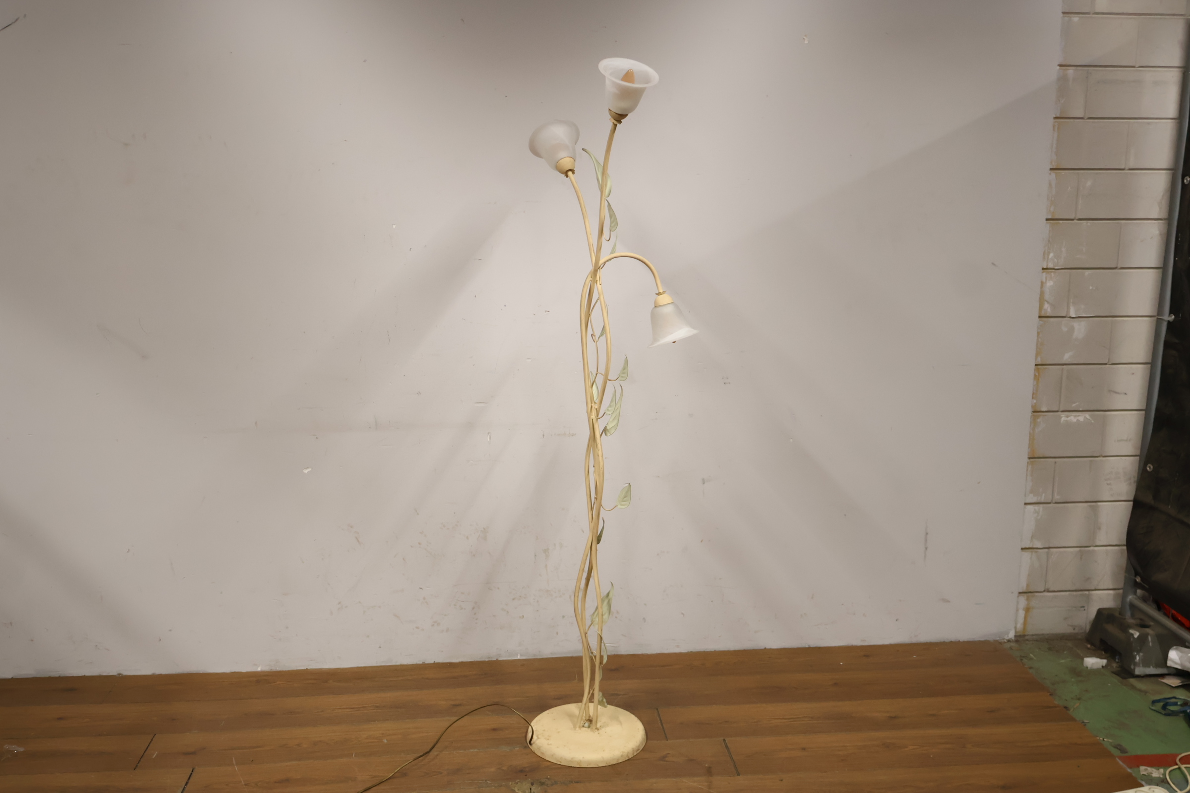Staande metalen vloerlamp met bloemmotief – foto 9 – kavel bij GSD Auctions, Zoeterwoude