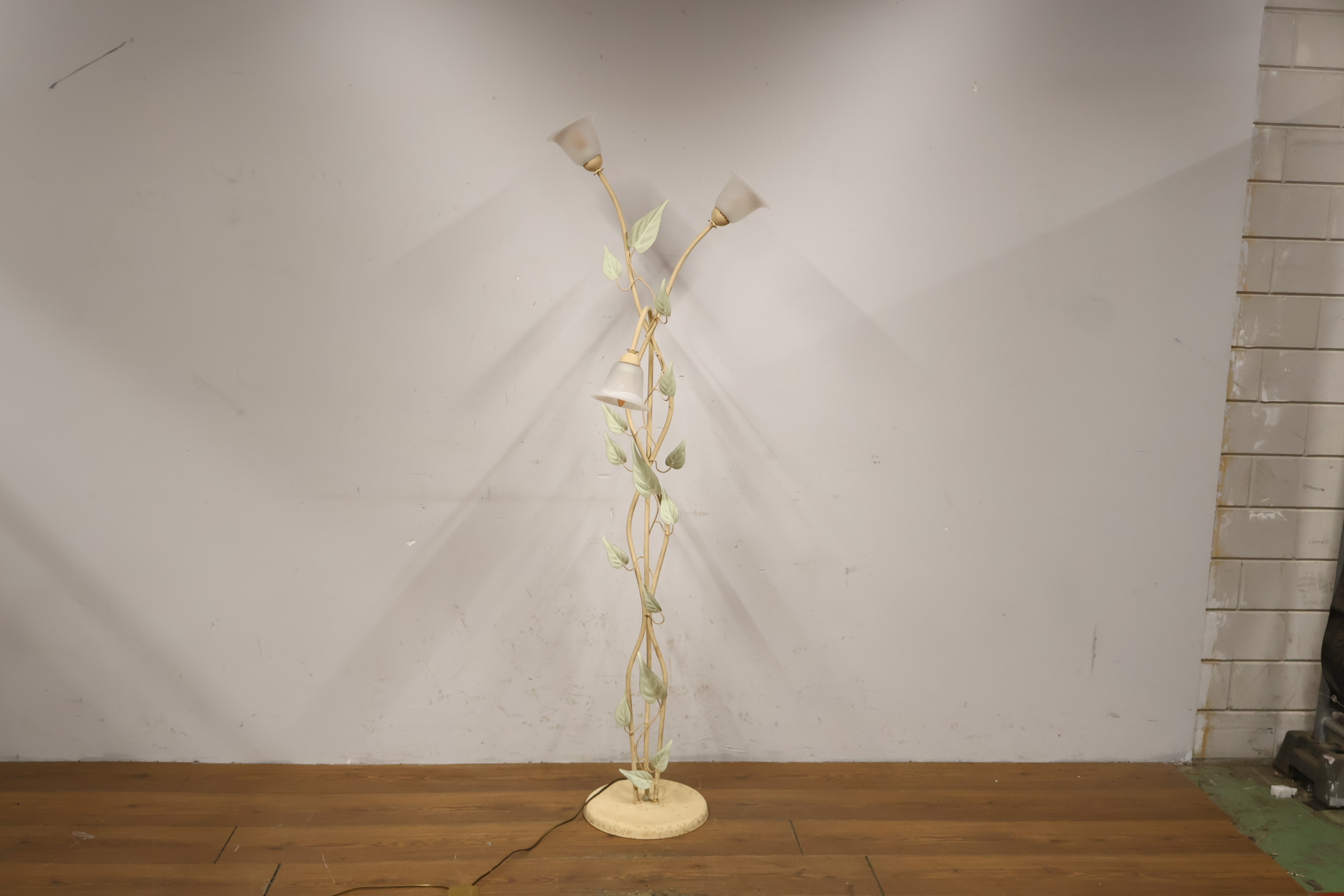 Staande metalen vloerlamp met bloemmotief – foto 2 – kavel bij GSD Auctions, Zoeterwoude
