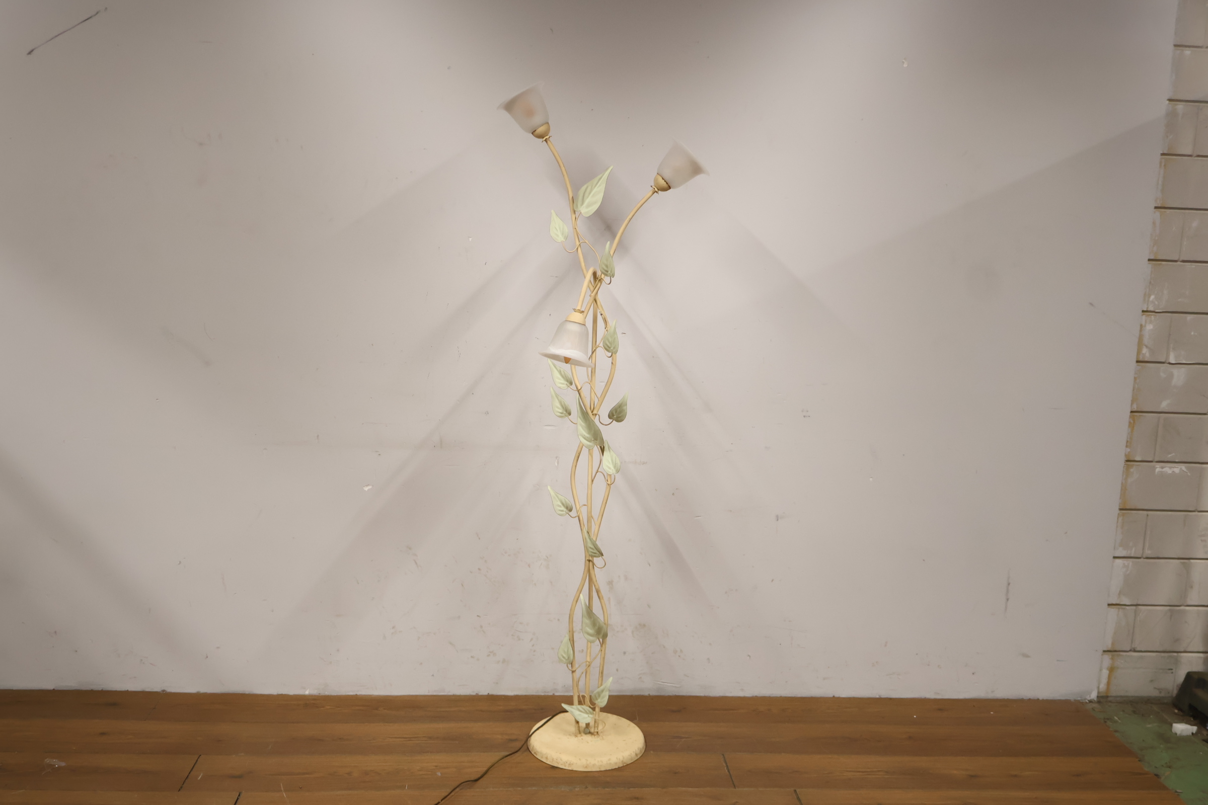 Staande metalen vloerlamp met bloemmotief – foto 10 – kavel bij GSD Auctions, Zoeterwoude