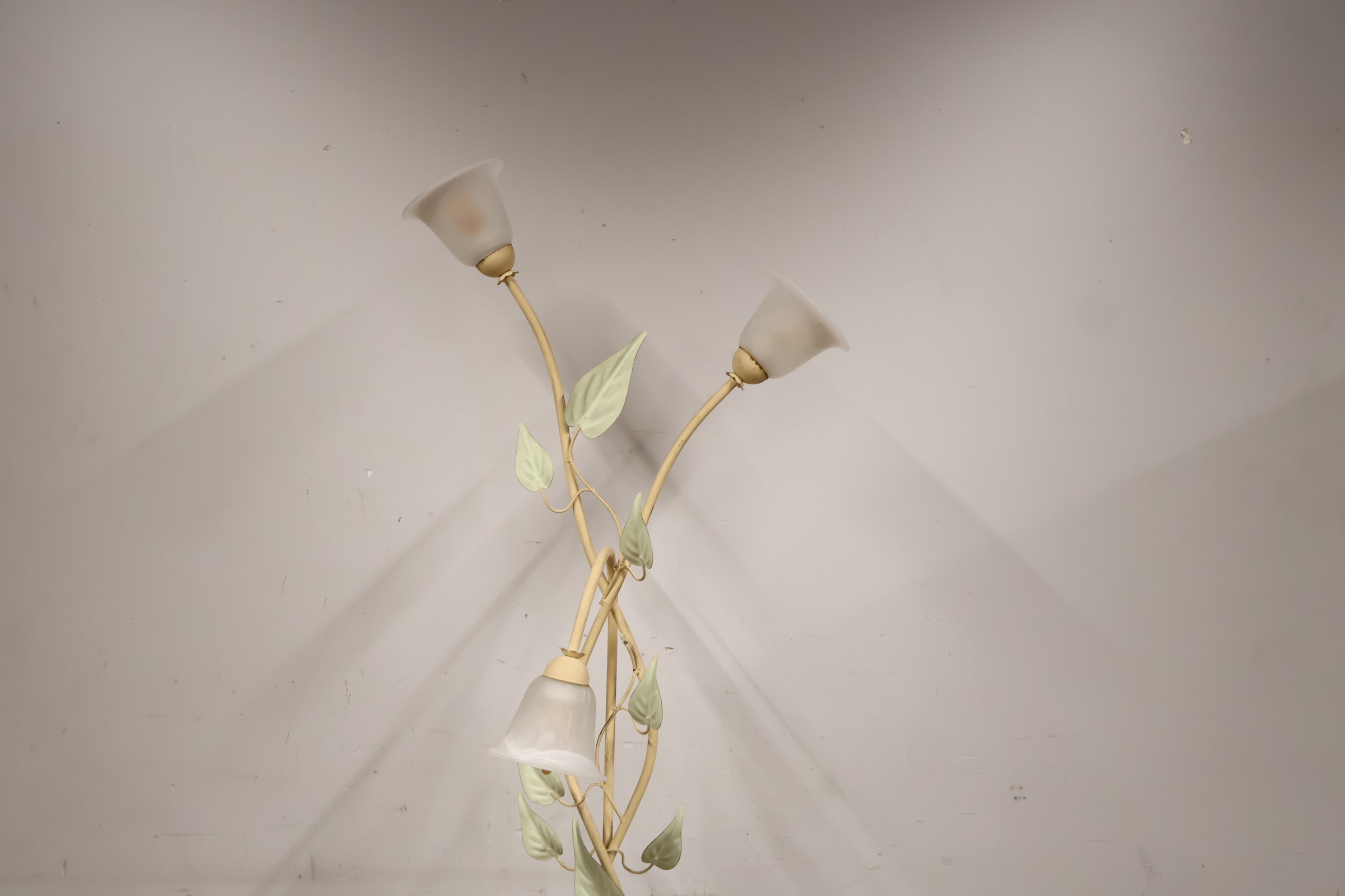 Staande metalen vloerlamp met bloemmotief – foto 11 – kavel bij GSD Auctions, Zoeterwoude