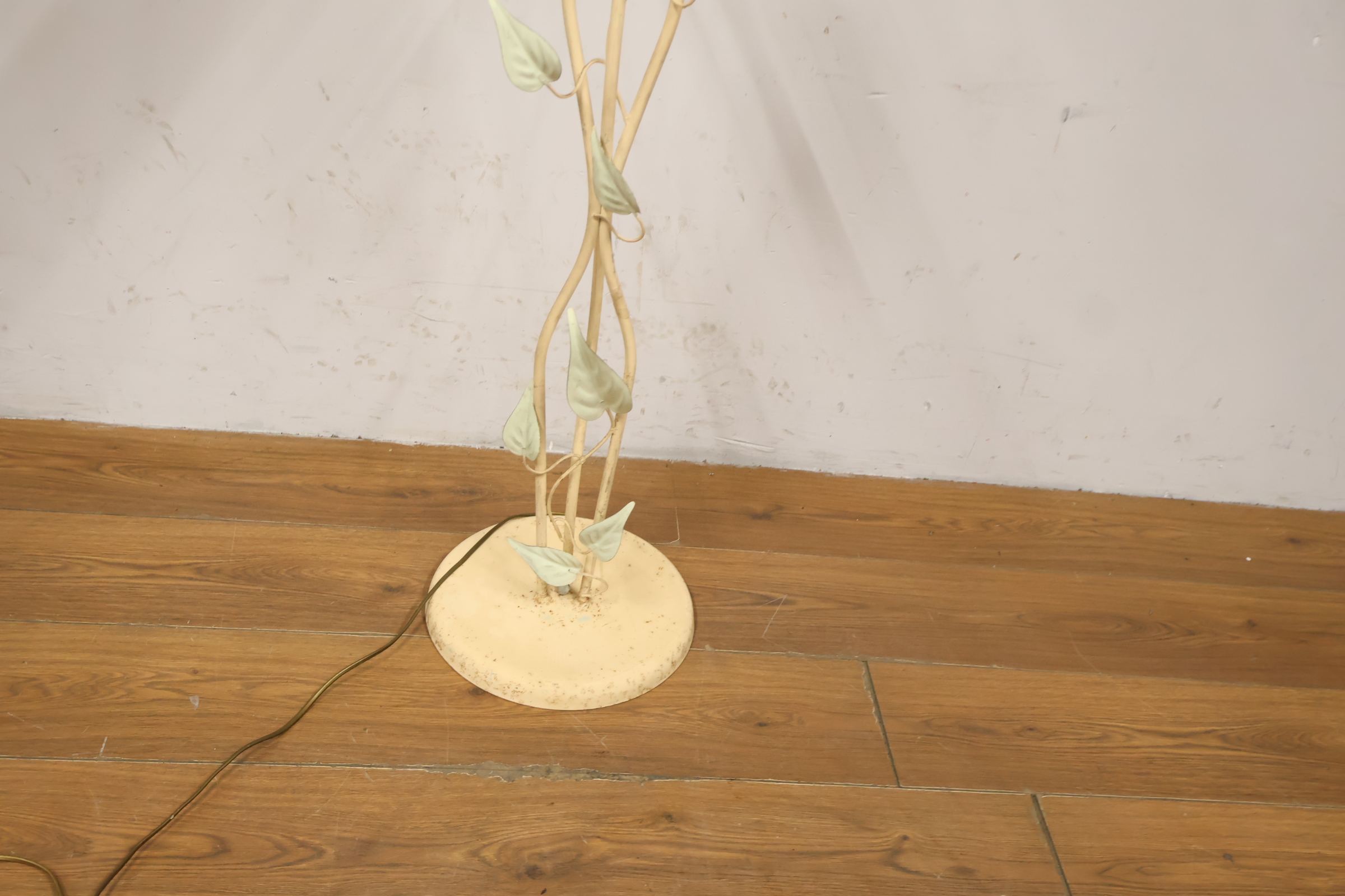 Staande metalen vloerlamp met bloemmotief – foto 12 – kavel bij GSD Auctions, Zoeterwoude