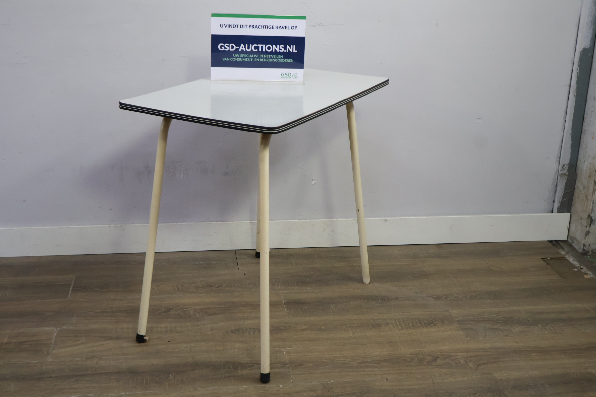 Vierkante vintage tafel met metalen poten – foto 2 – kavel bij GSD Auctions, Zoeterwoude