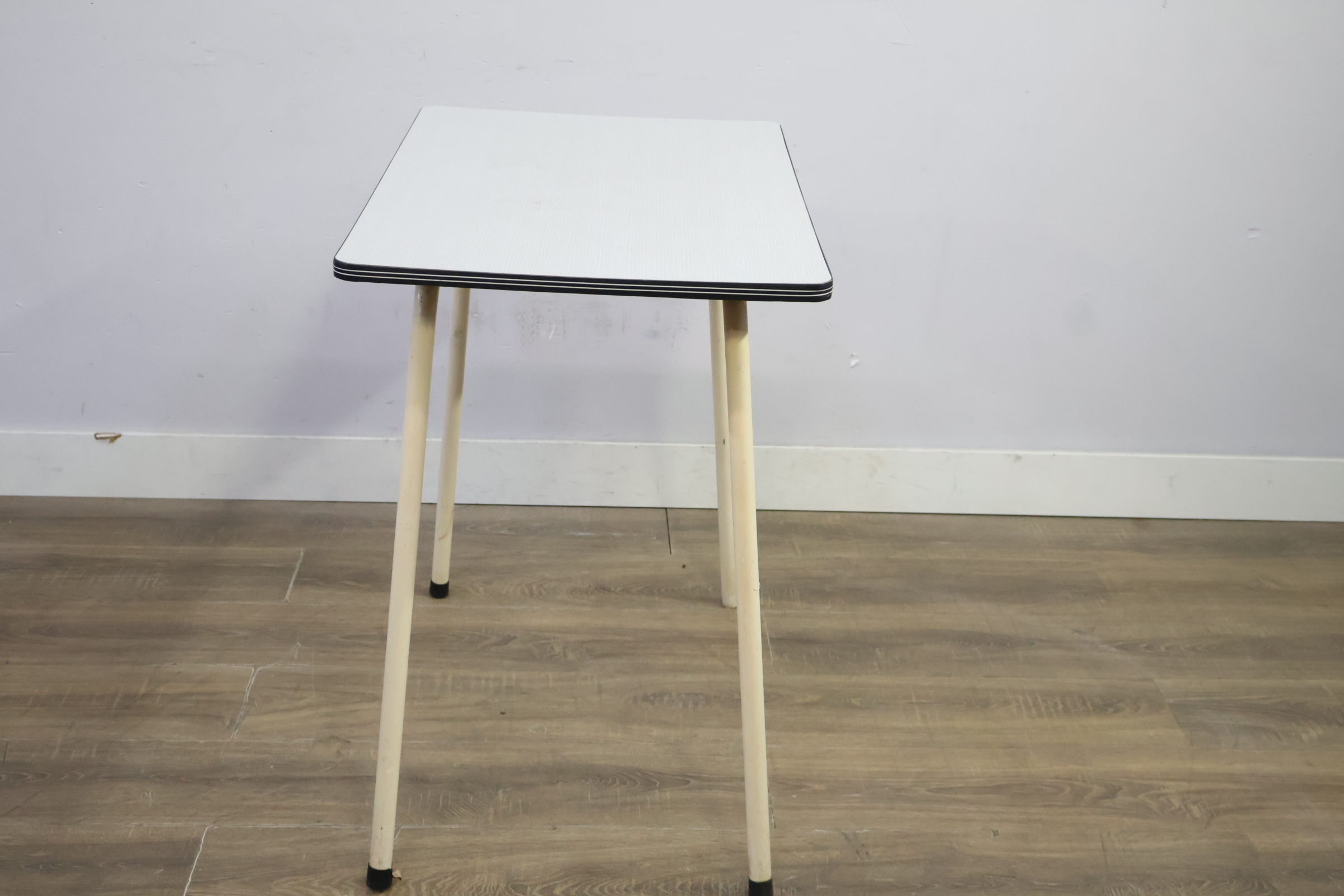 Vierkante vintage tafel met metalen poten – foto 3 – kavel bij GSD Auctions, Zoeterwoude