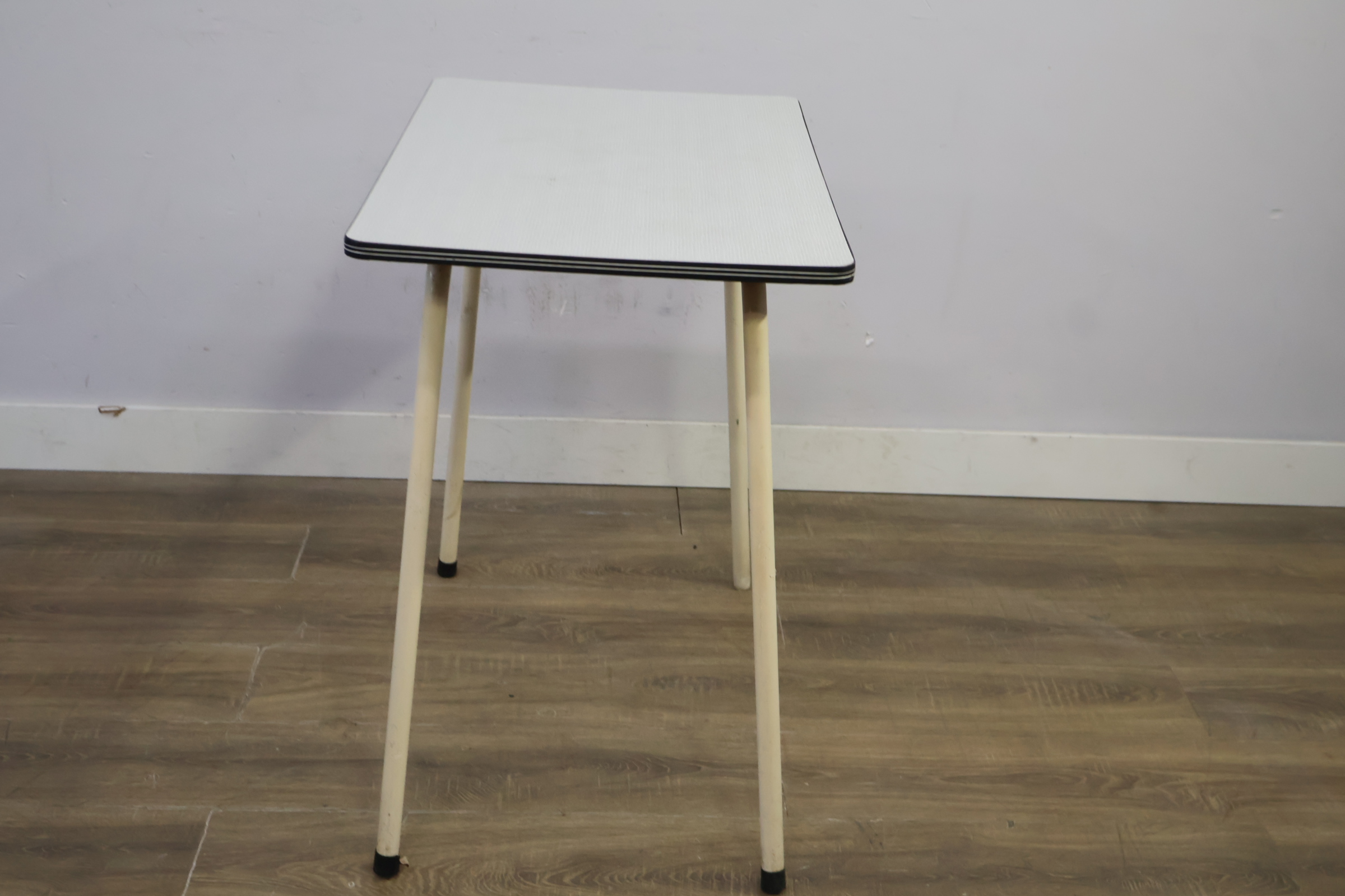 Vierkante vintage tafel met metalen poten – foto 4 – kavel bij GSD Auctions, Zoeterwoude