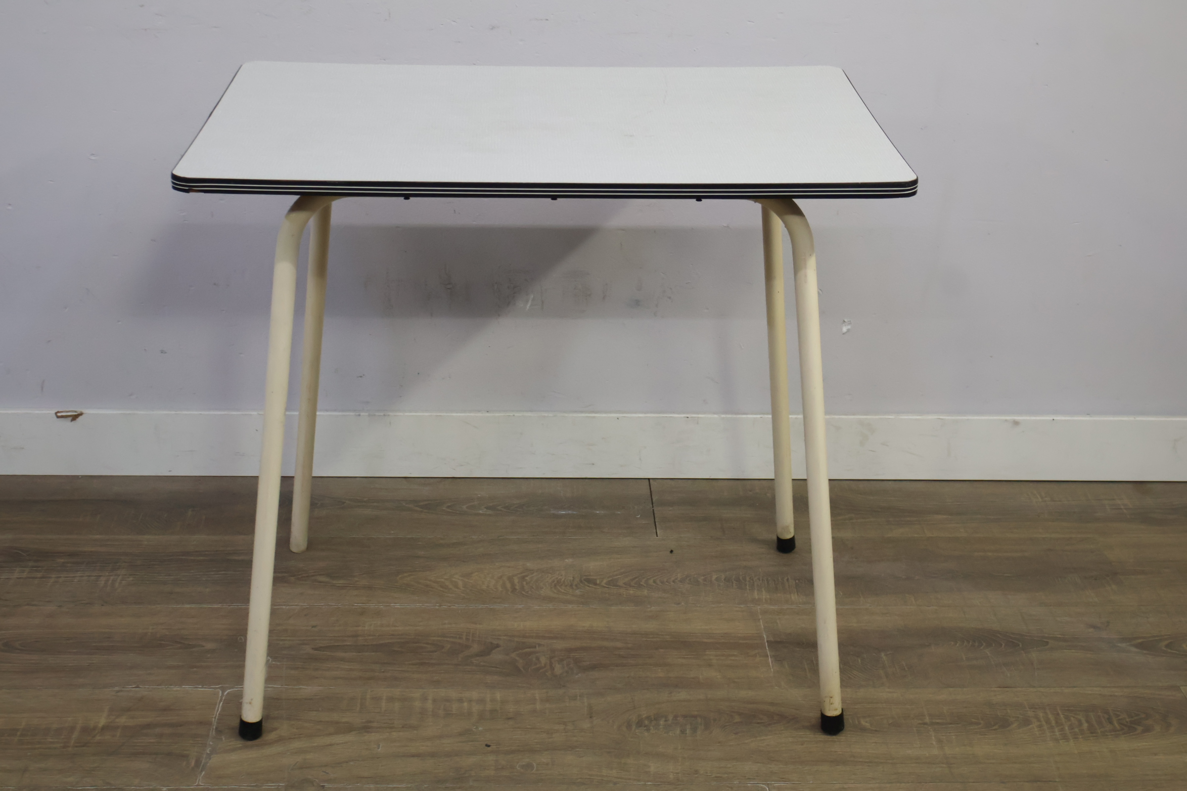 Vierkante vintage tafel met metalen poten – foto 5 – kavel bij GSD Auctions, Zoeterwoude