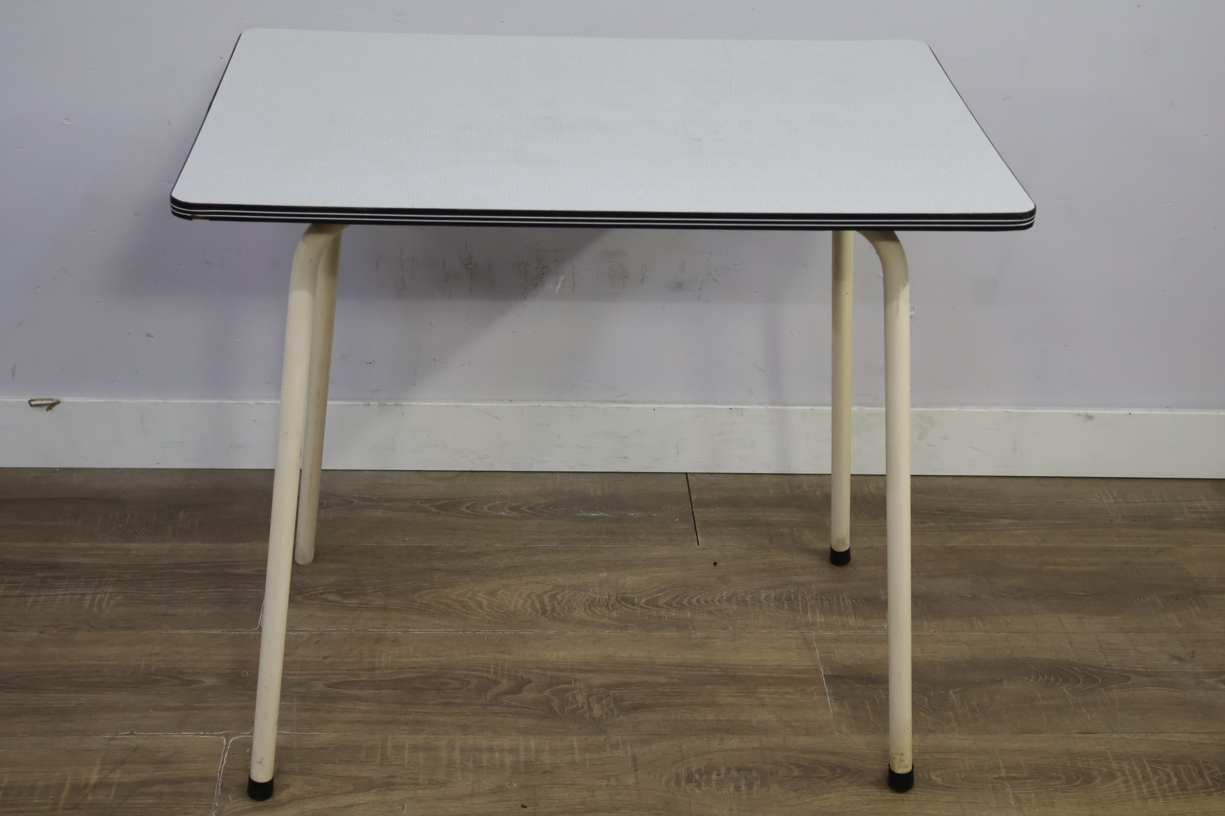 Vierkante vintage tafel met metalen poten – foto 6 – kavel bij GSD Auctions, Zoeterwoude