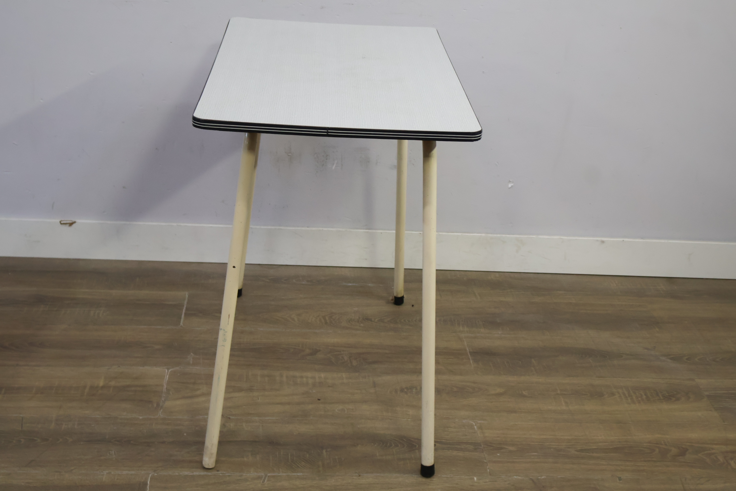 Vierkante vintage tafel met metalen poten – foto 7 – kavel bij GSD Auctions, Zoeterwoude