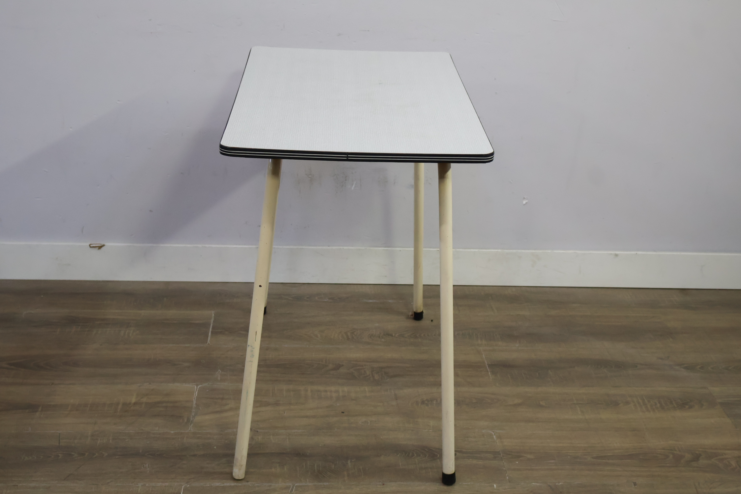 Vierkante vintage tafel met metalen poten – foto 8 – kavel bij GSD Auctions, Zoeterwoude