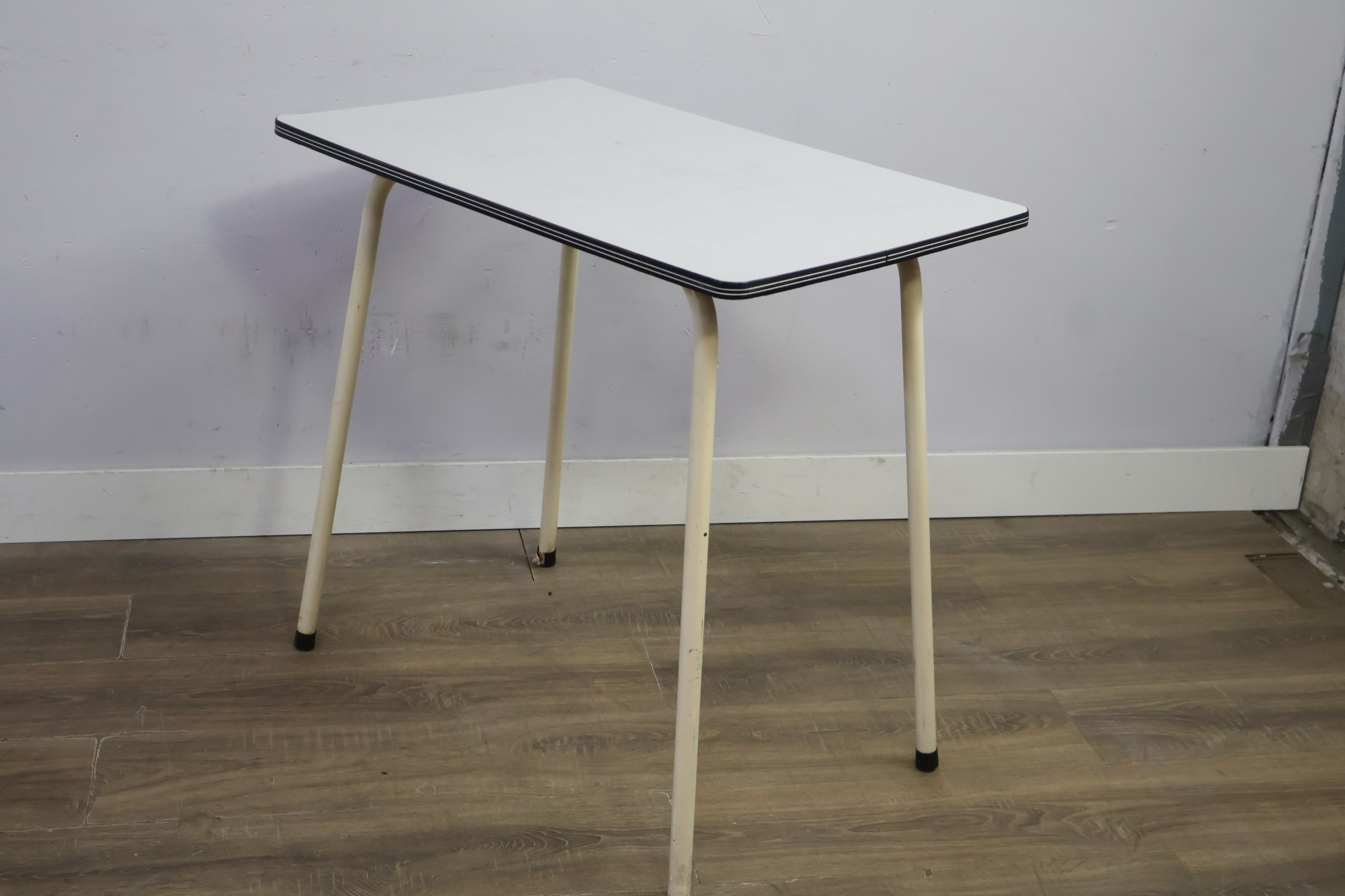 Vierkante vintage tafel met metalen poten – foto 9 – kavel bij GSD Auctions, Zoeterwoude