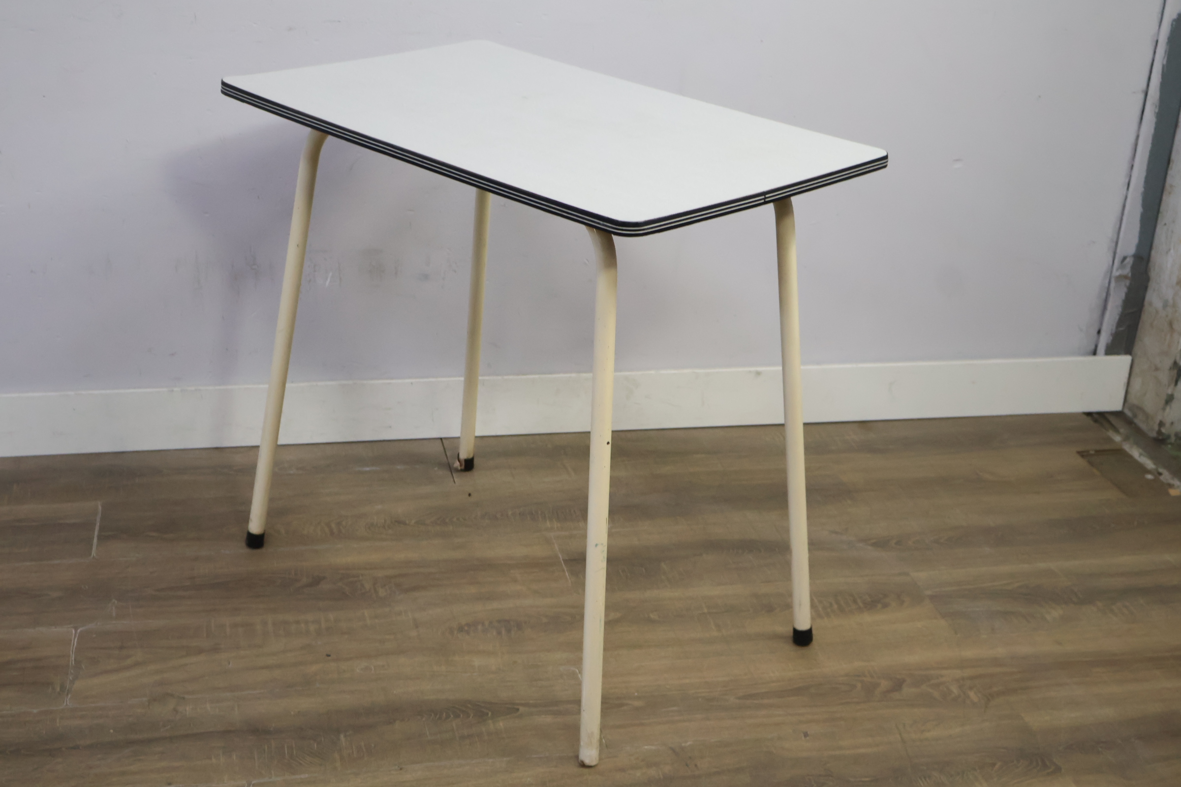 Vierkante vintage tafel met metalen poten – foto 10 – kavel bij GSD Auctions, Zoeterwoude