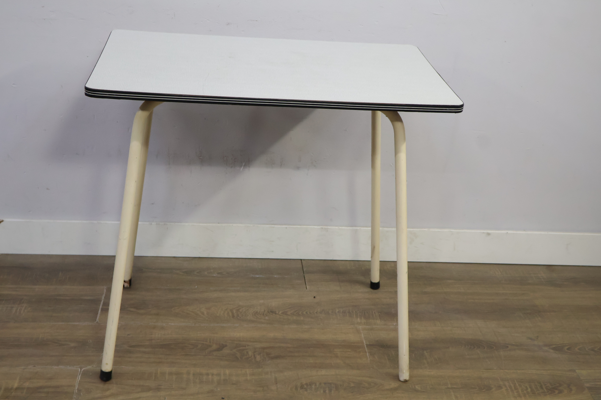 Vierkante vintage tafel met metalen poten – foto 11 – kavel bij GSD Auctions, Zoeterwoude