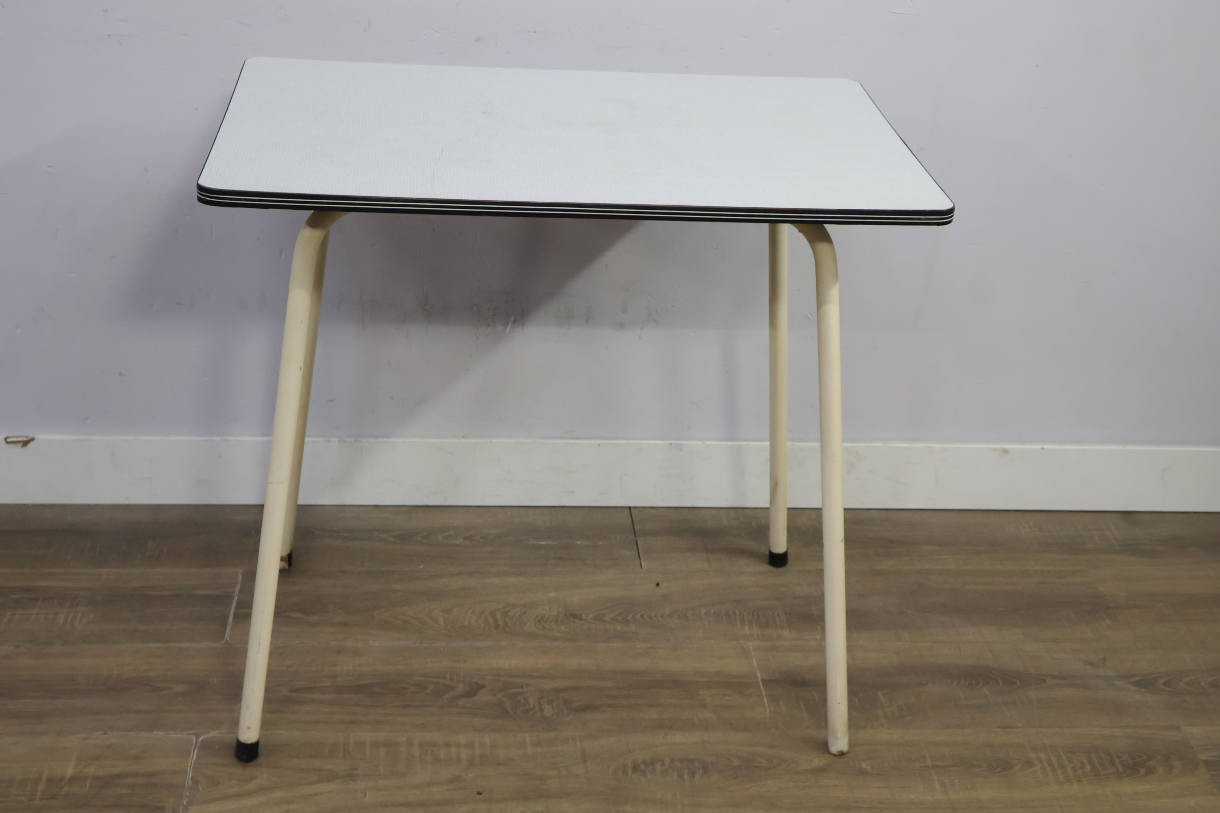 Vierkante vintage tafel met metalen poten – foto 12 – kavel bij GSD Auctions, Zoeterwoude