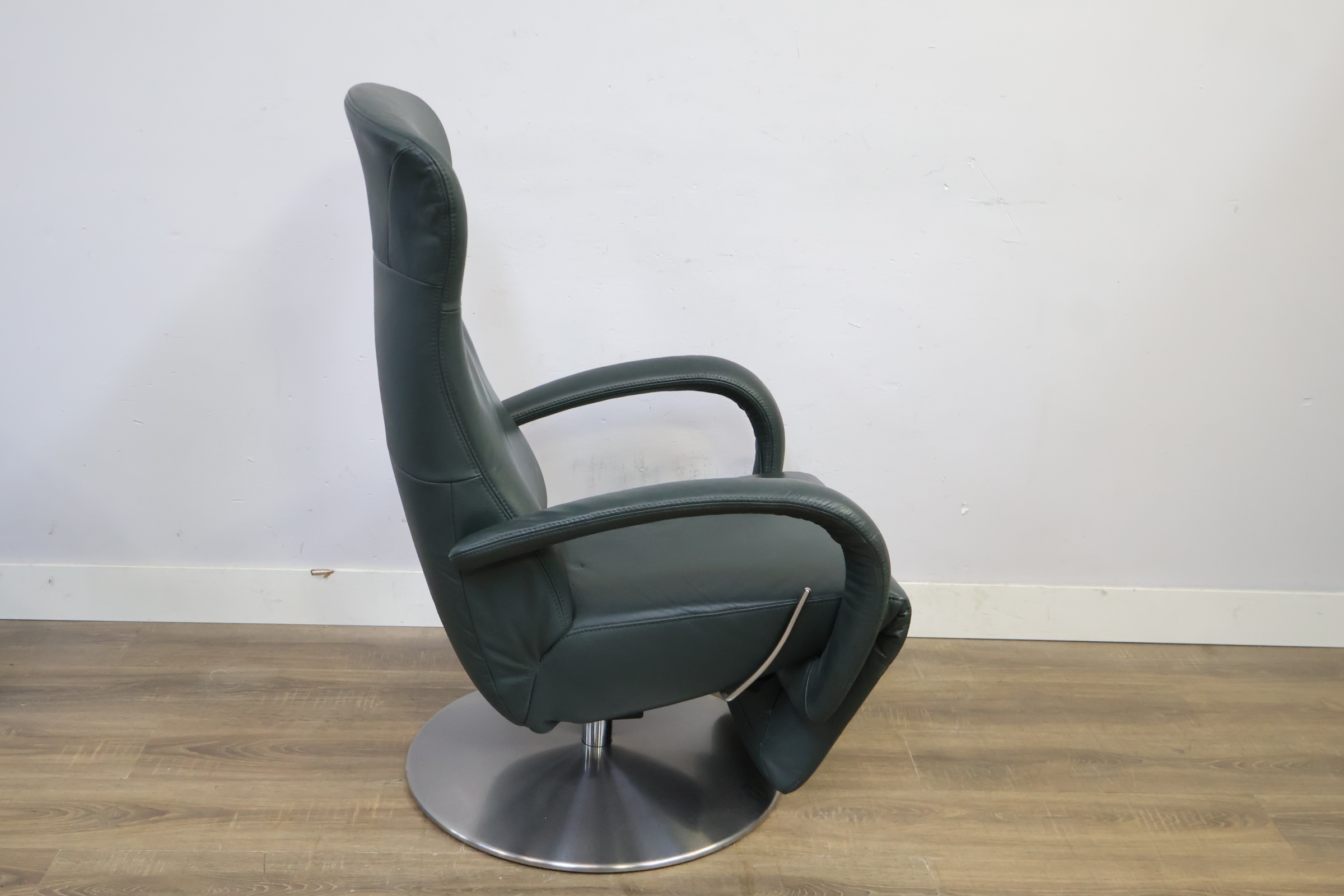 Groene draaifauteuil met metalen ronde voet – foto 3 – kavel bij GSD Auctions, Zoeterwoude