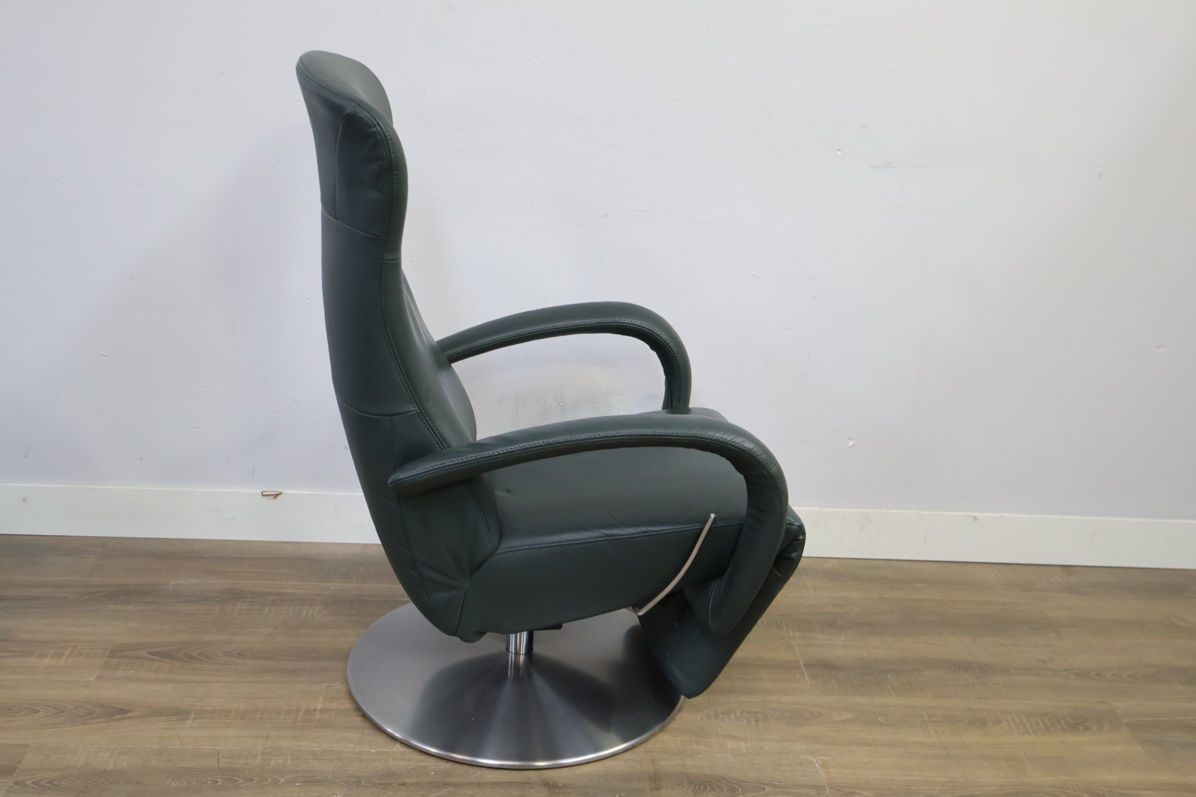 Groene draaifauteuil met metalen ronde voet – foto 4 – kavel bij GSD Auctions, Zoeterwoude