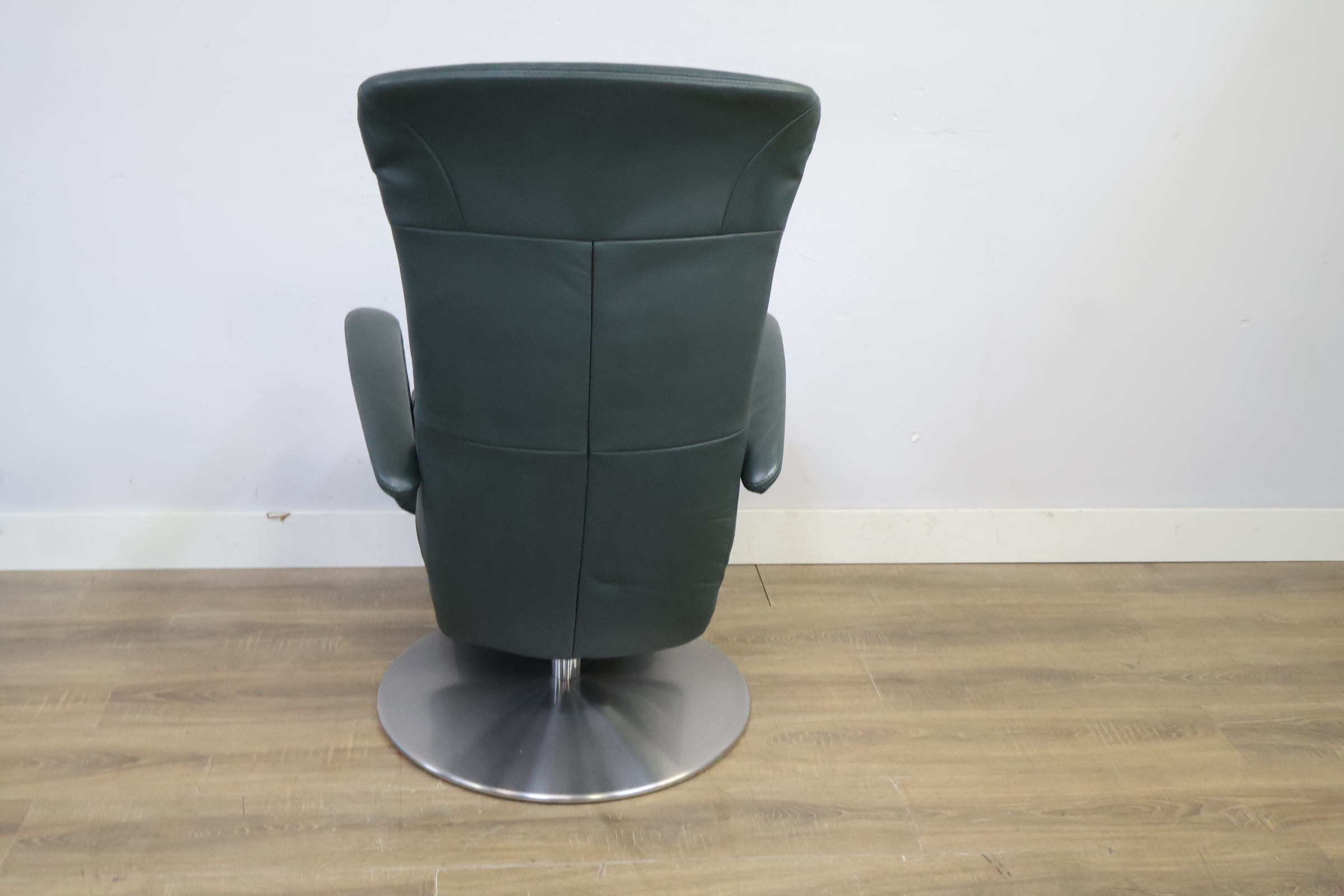 Groene draaifauteuil met metalen ronde voet – foto 5 – kavel bij GSD Auctions, Zoeterwoude