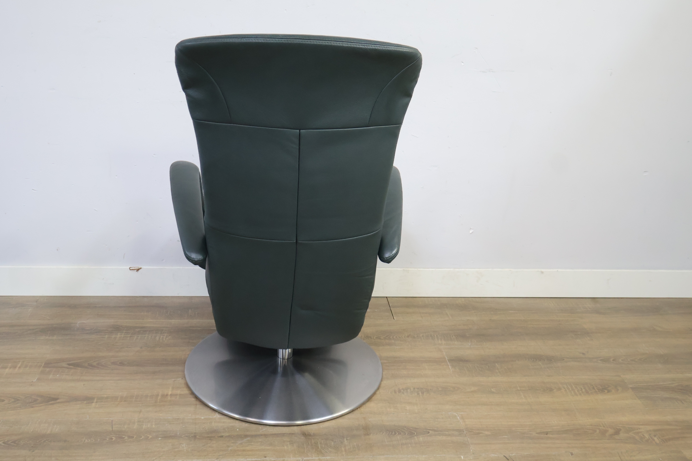 Groene draaifauteuil met metalen ronde voet – foto 6 – kavel bij GSD Auctions, Zoeterwoude