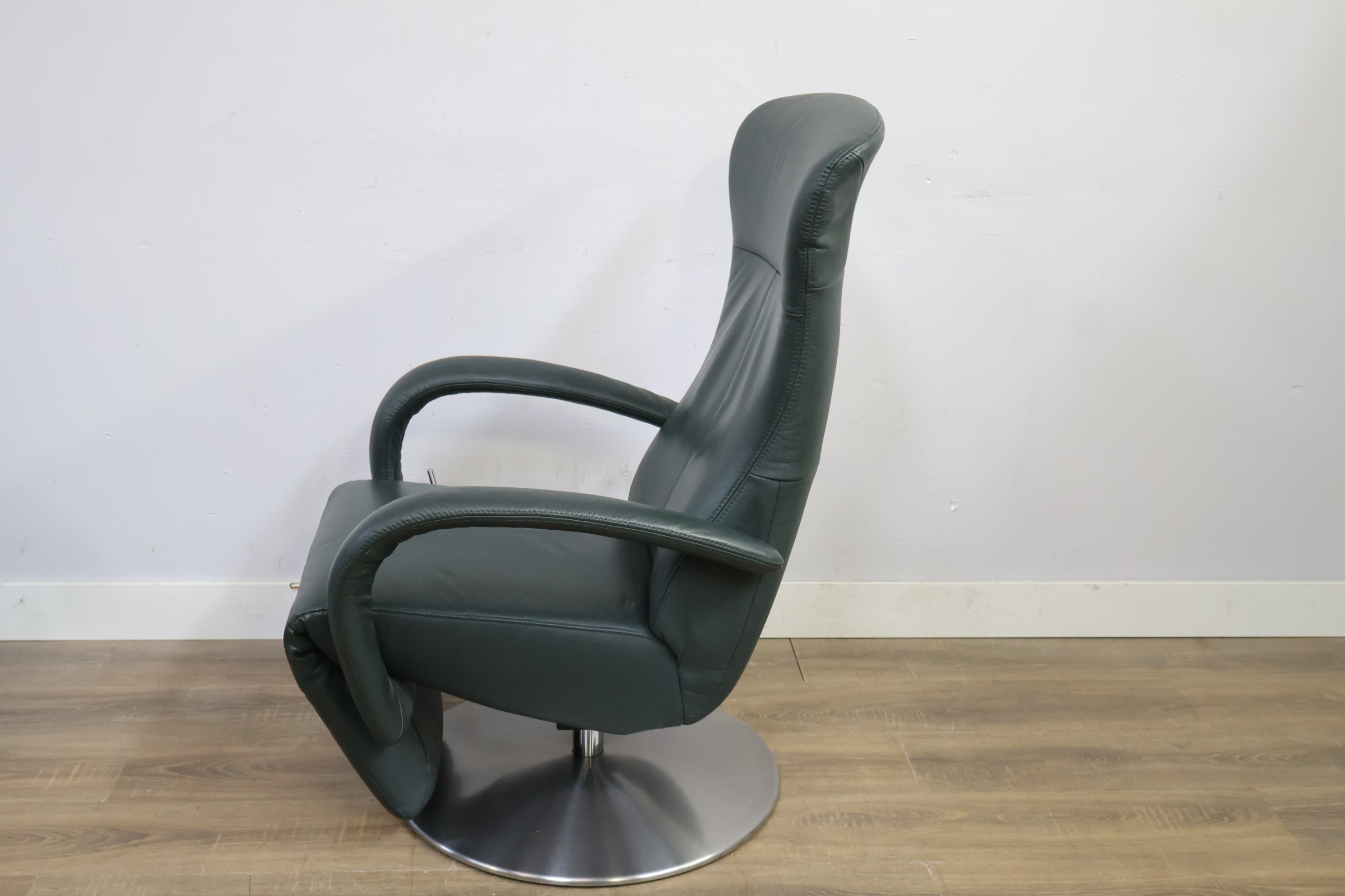 Groene draaifauteuil met metalen ronde voet – foto 7 – kavel bij GSD Auctions, Zoeterwoude