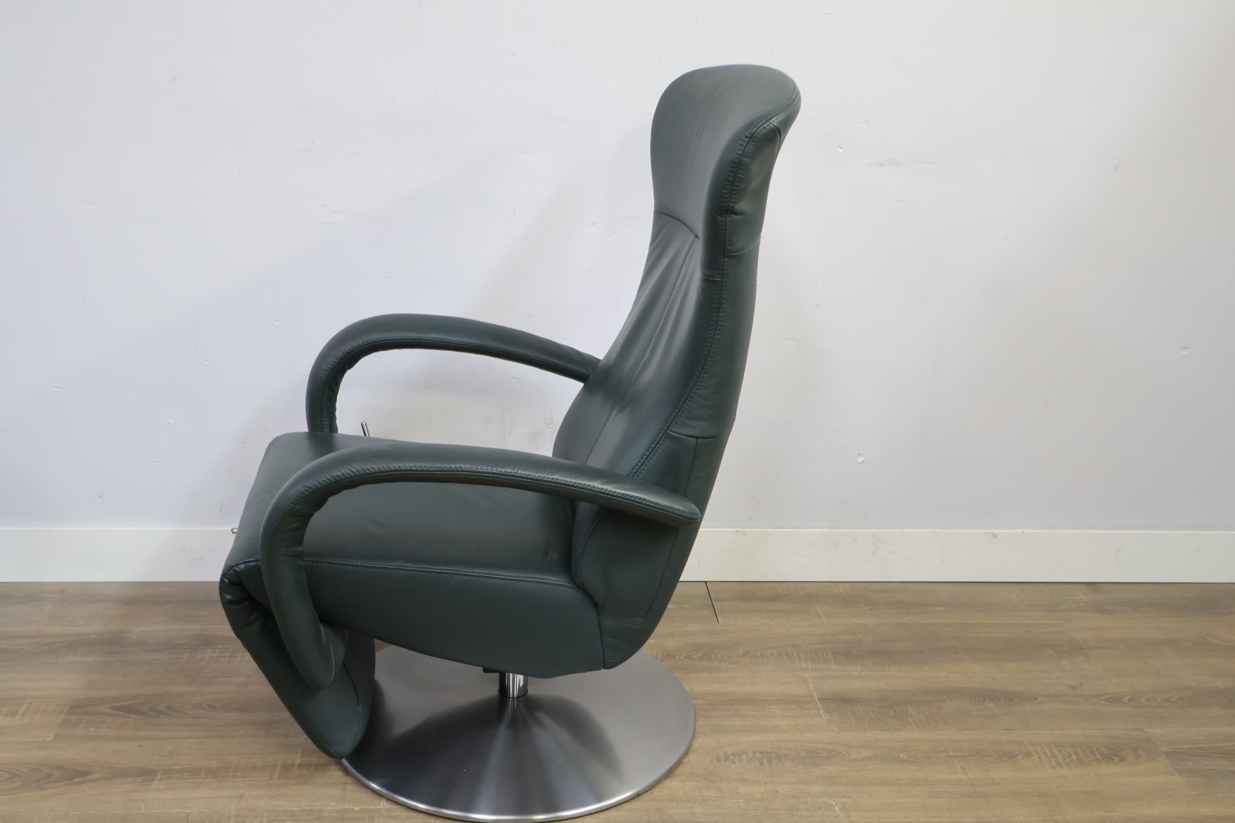 Groene draaifauteuil met metalen ronde voet – foto 8 – kavel bij GSD Auctions, Zoeterwoude