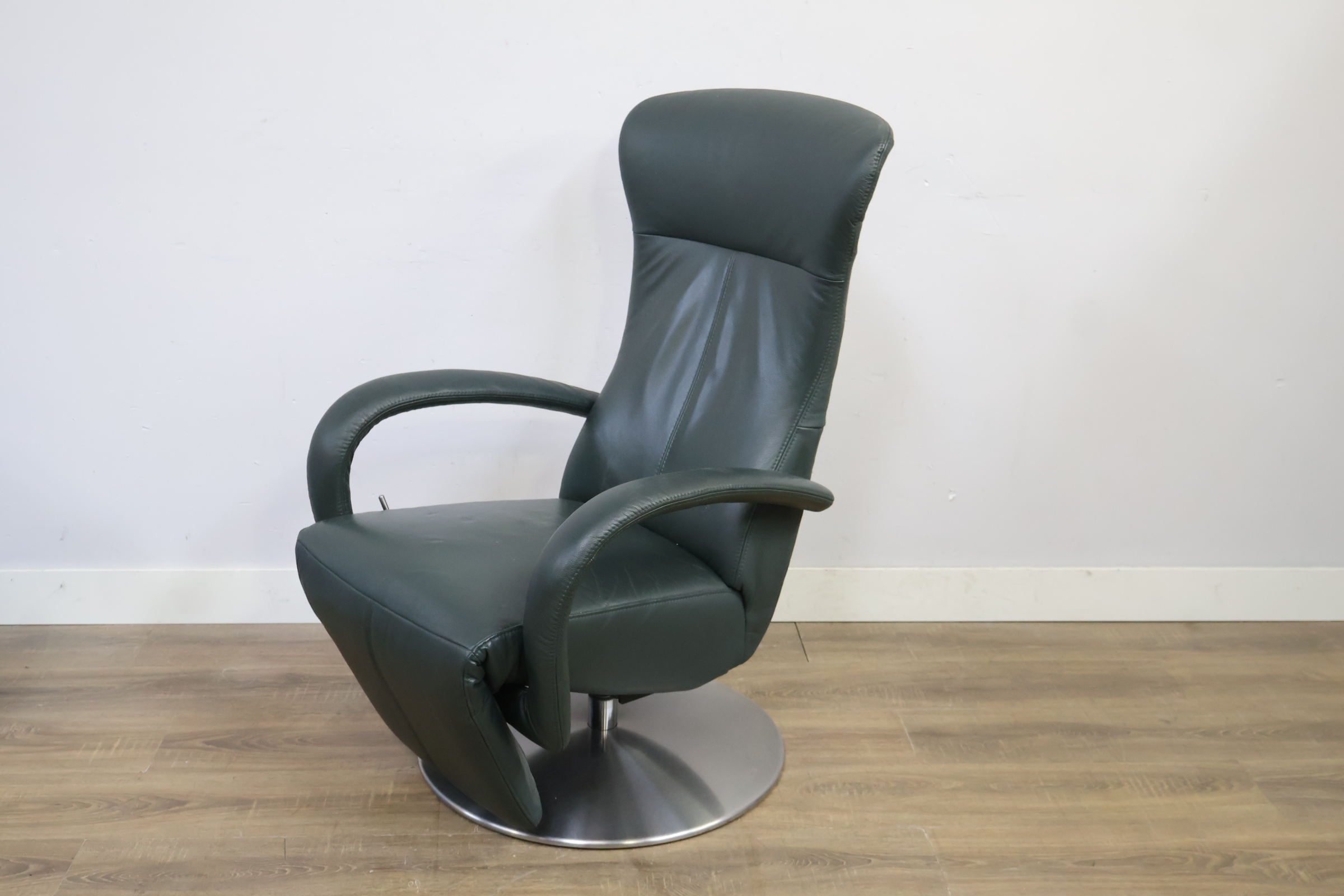Groene draaifauteuil met metalen ronde voet – foto 9 – kavel bij GSD Auctions, Zoeterwoude