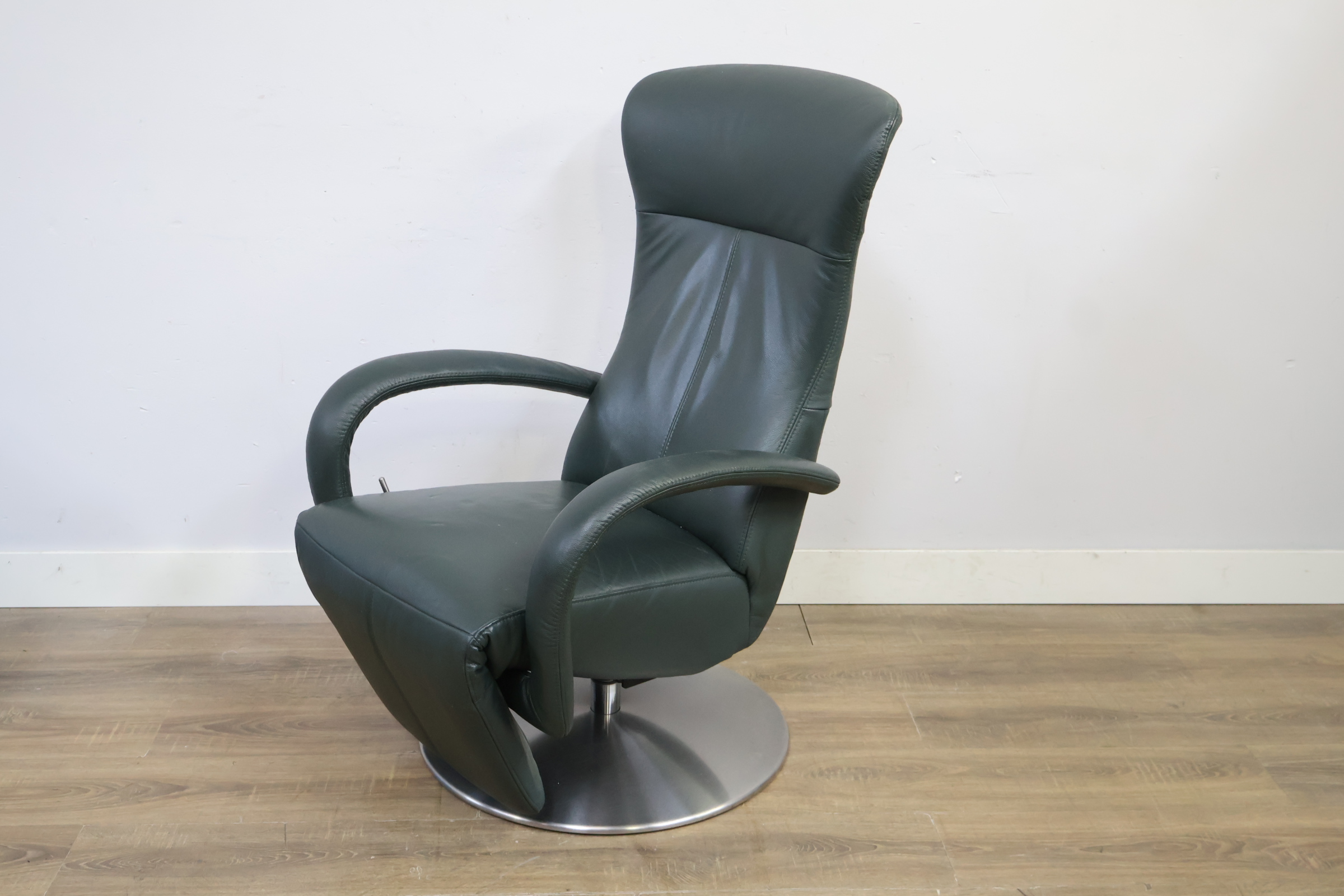 Groene draaifauteuil met metalen ronde voet – foto 10 – kavel bij GSD Auctions, Zoeterwoude