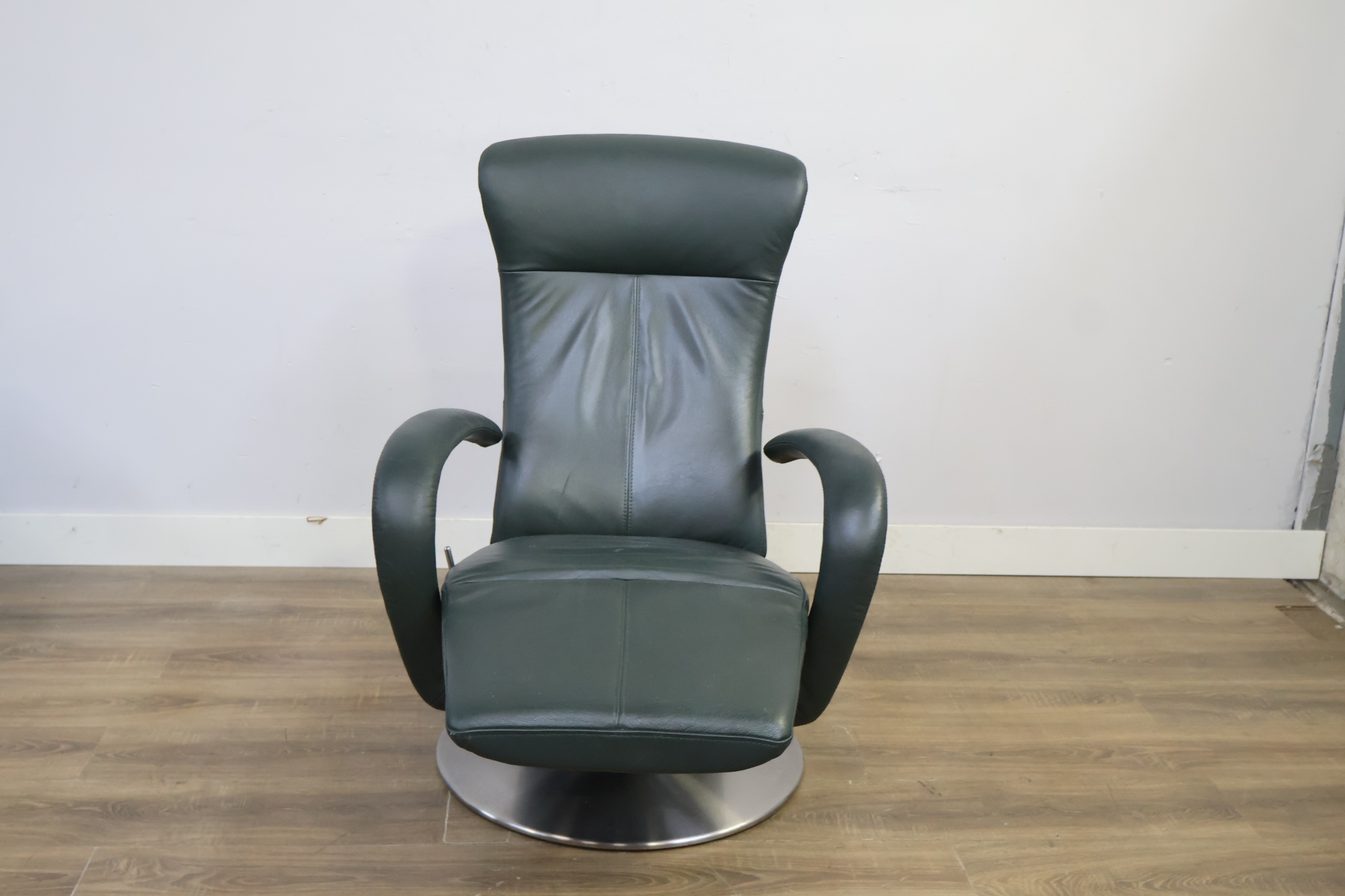 Groene draaifauteuil met metalen ronde voet – foto 11 – kavel bij GSD Auctions, Zoeterwoude