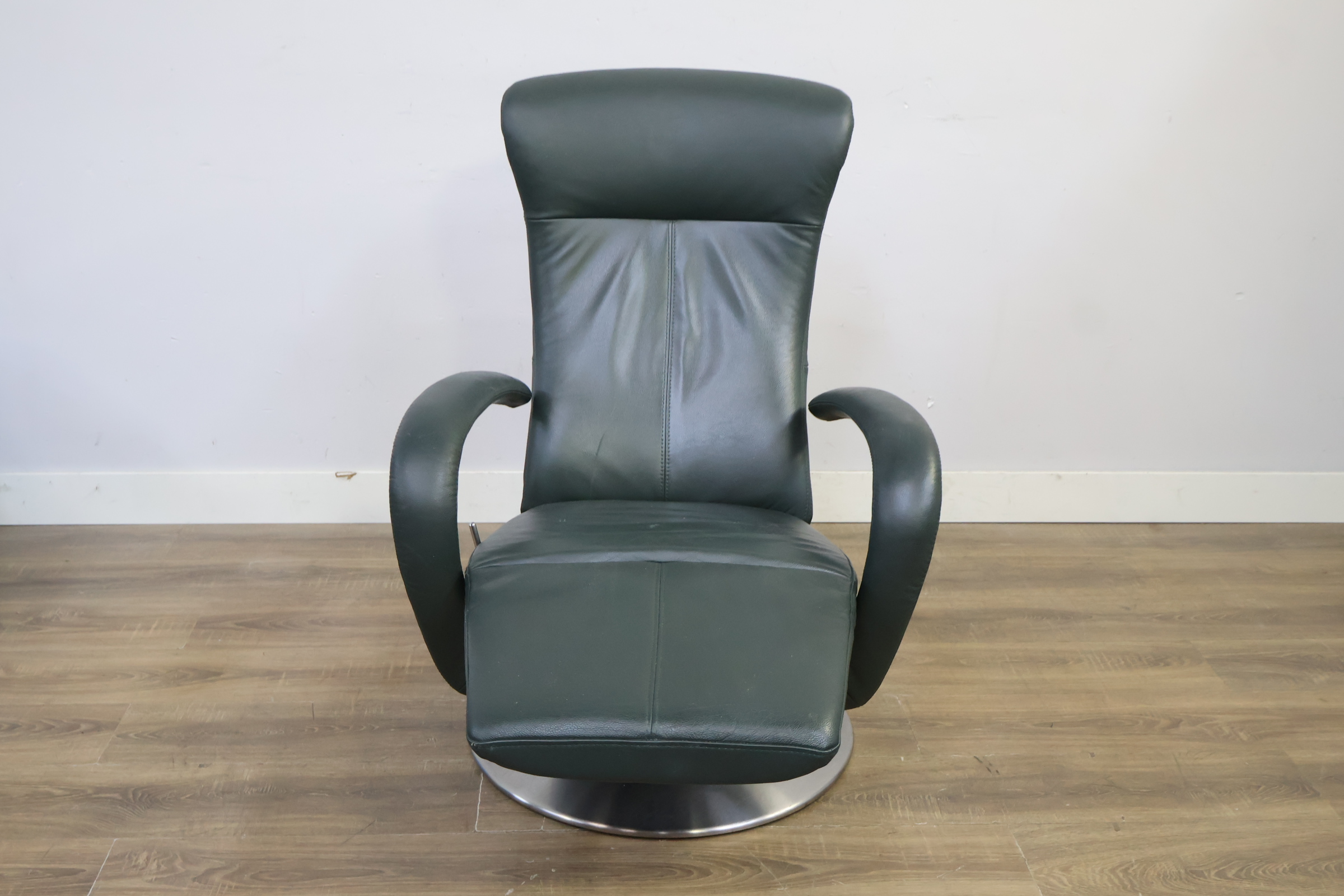 Groene draaifauteuil met metalen ronde voet – foto 12 – kavel bij GSD Auctions, Zoeterwoude