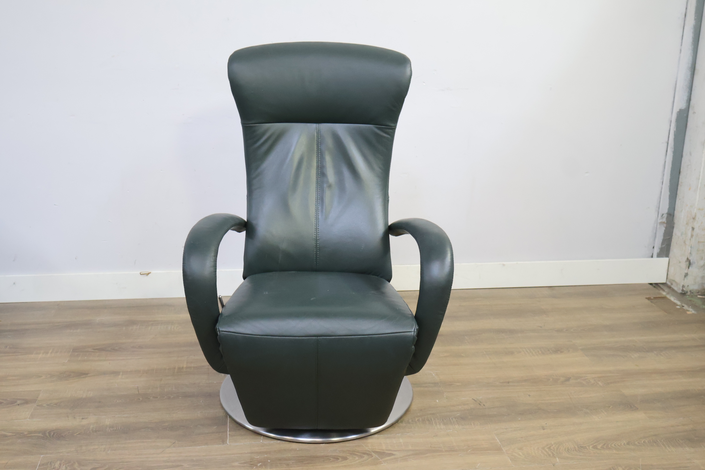 Groene draaifauteuil met metalen ronde voet – foto 13 – kavel bij GSD Auctions, Zoeterwoude