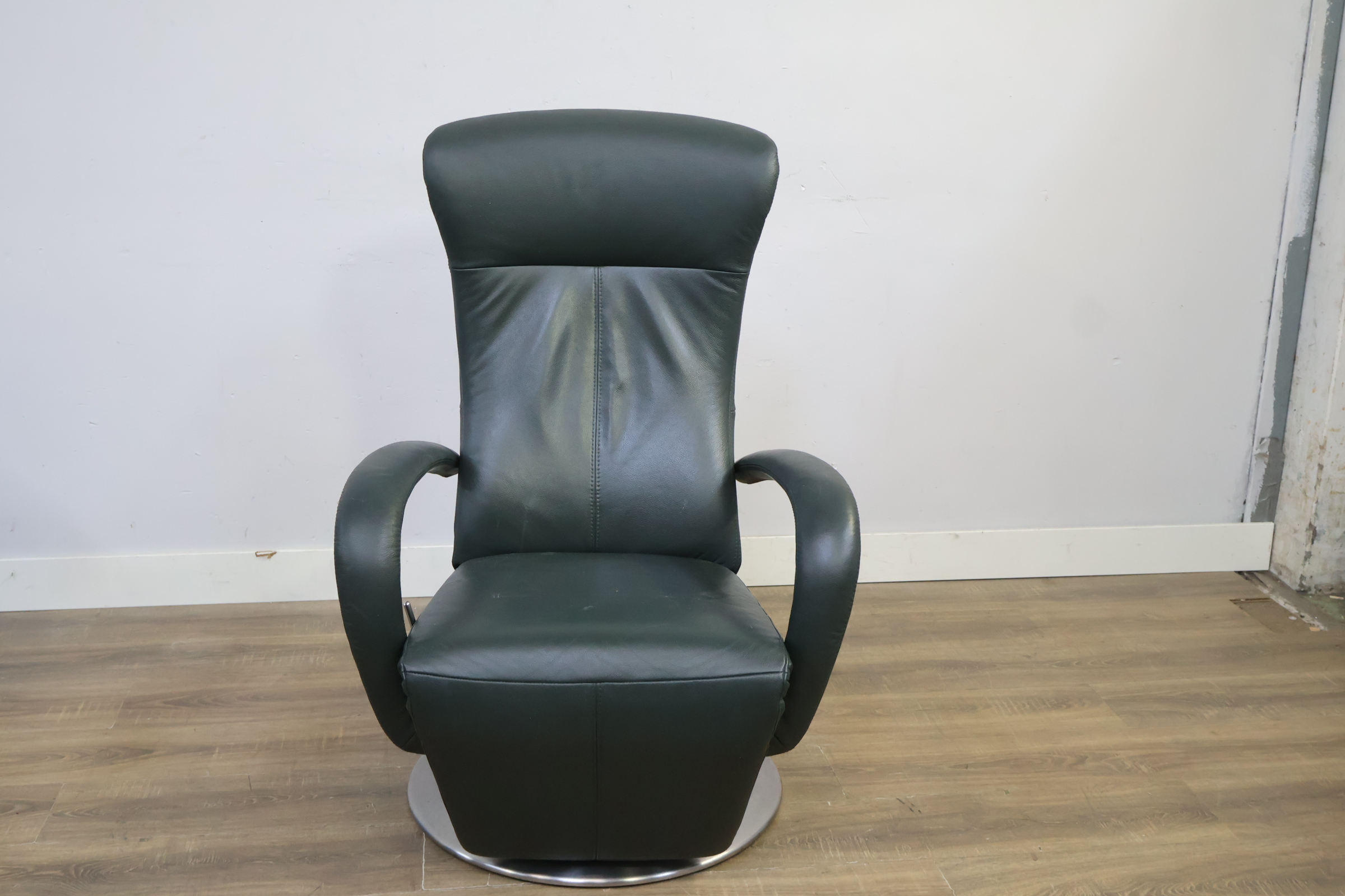 Groene draaifauteuil met metalen ronde voet – foto 14 – kavel bij GSD Auctions, Zoeterwoude
