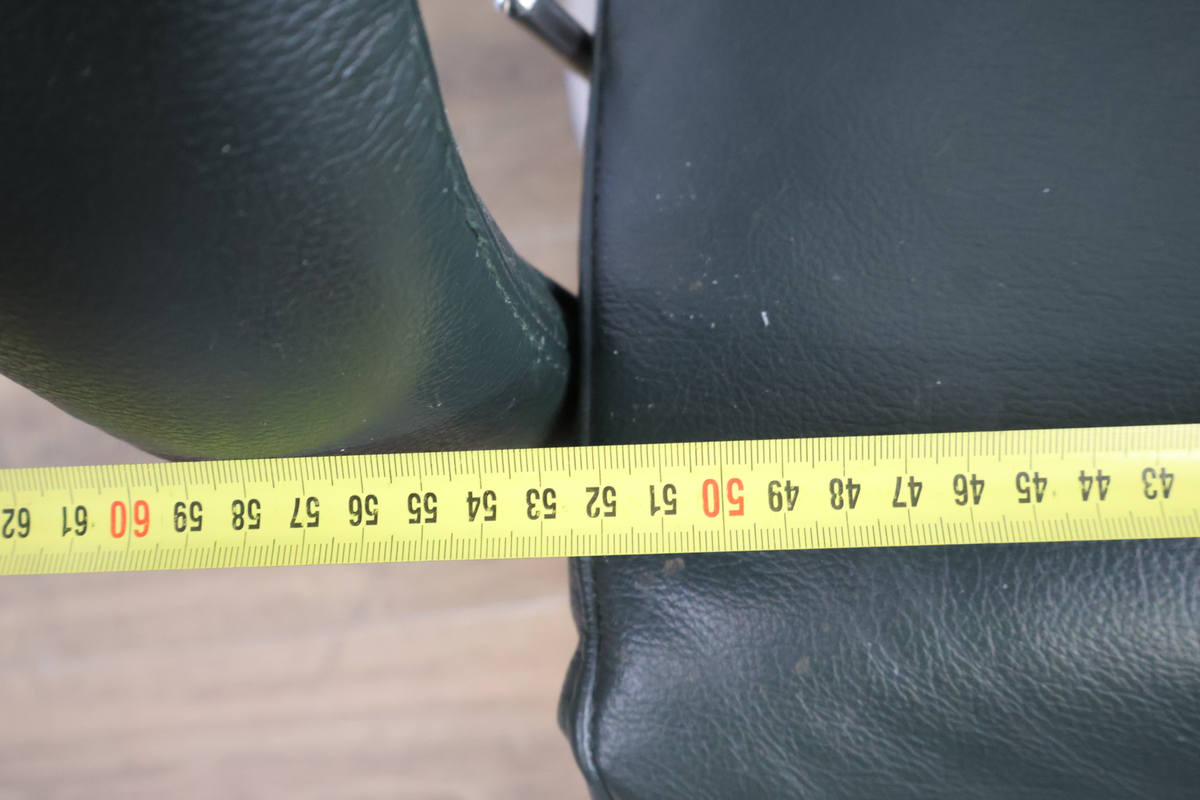 Groene draaifauteuil met metalen ronde voet – foto 16 – kavel bij GSD Auctions, Zoeterwoude
