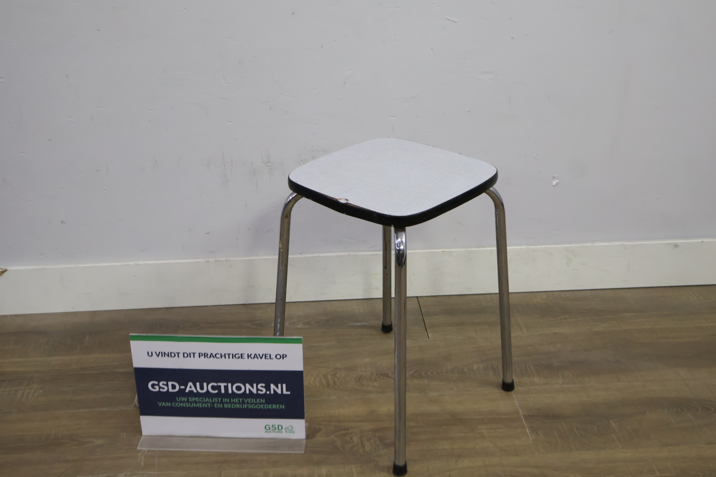 Vierkante kruk met metalen poten – foto 2 – kavel bij GSD Auctions, Zoeterwoude