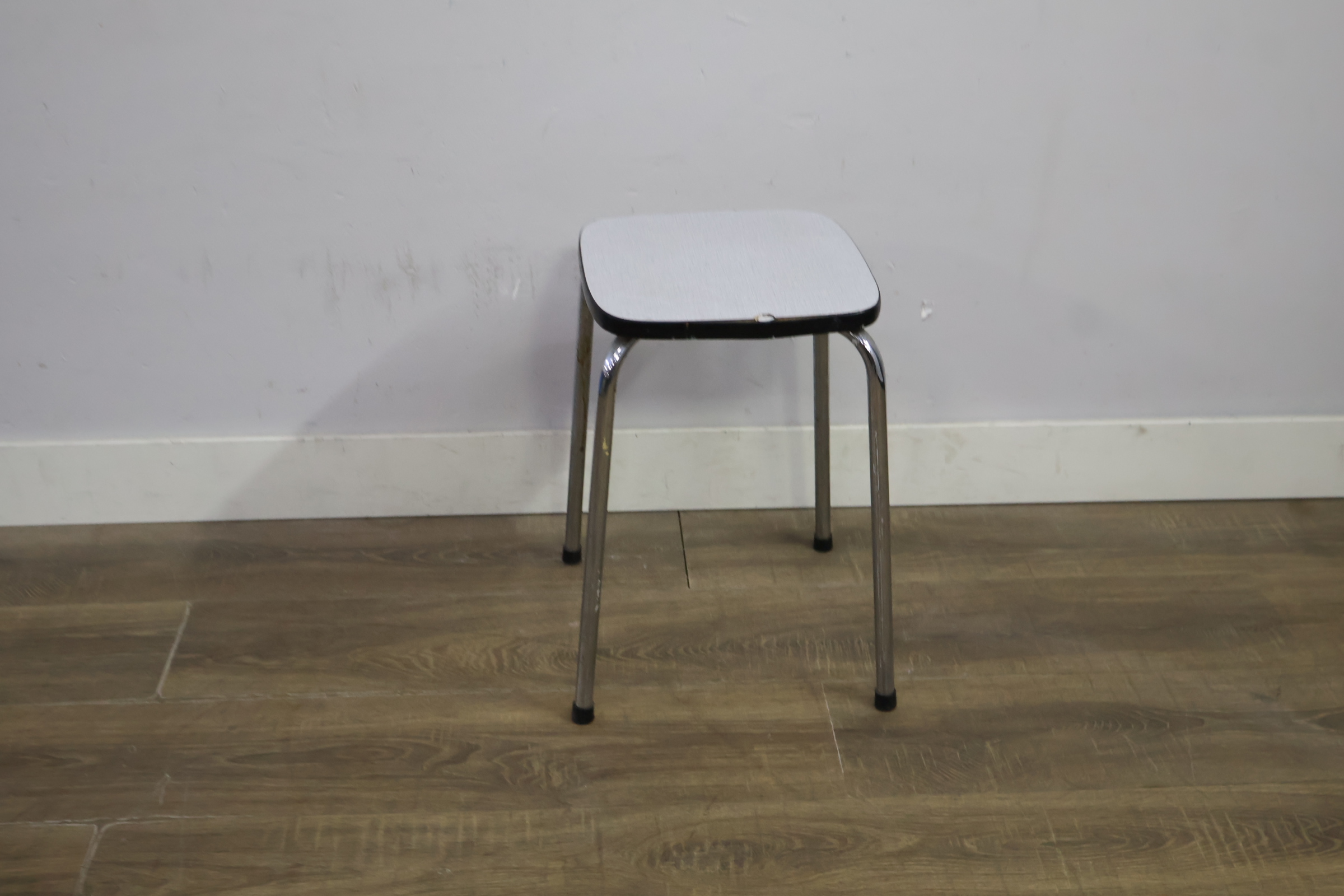 Vierkante kruk met metalen poten – foto 4 – kavel bij GSD Auctions, Zoeterwoude