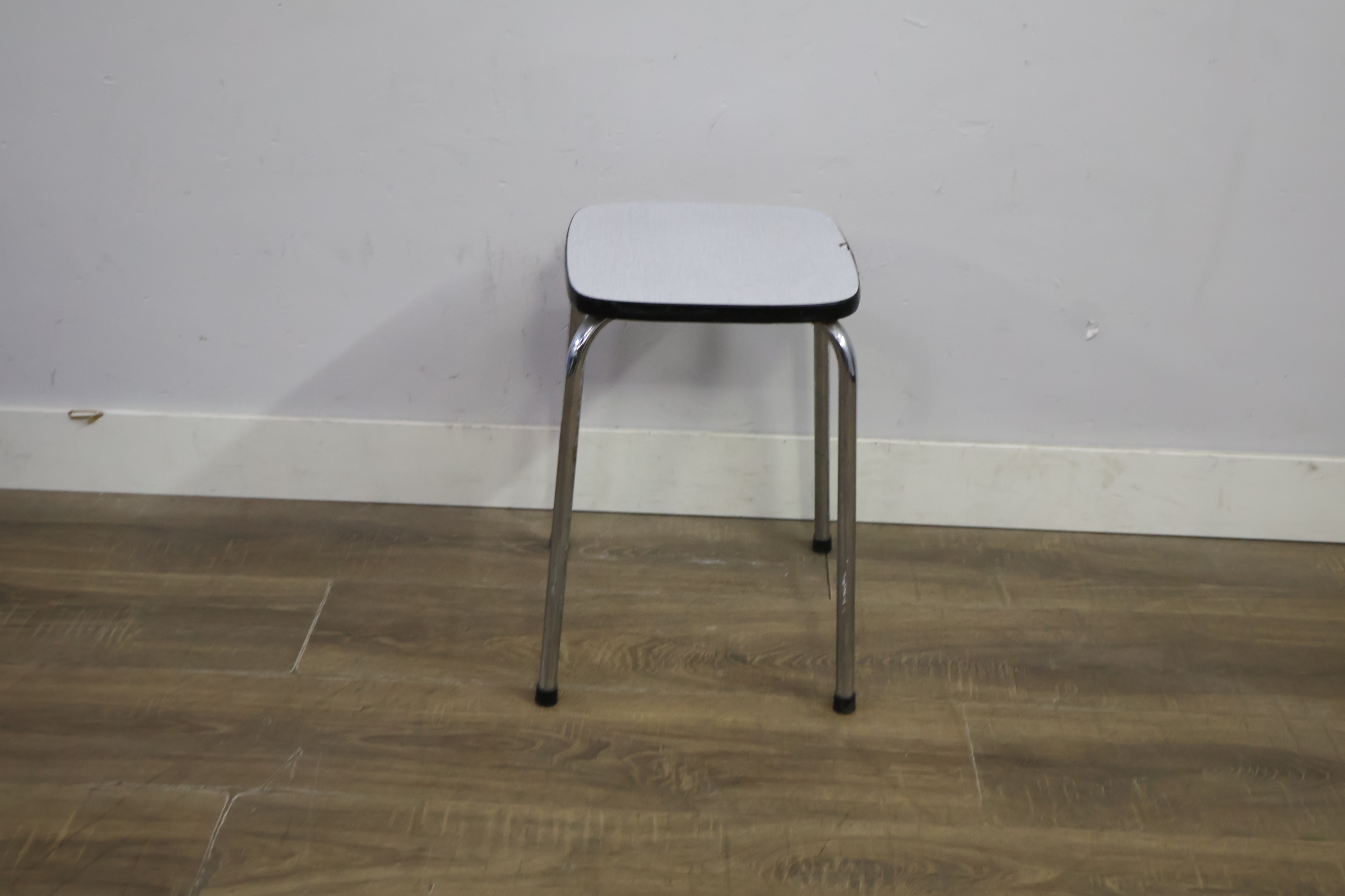 Vierkante kruk met metalen poten – foto 5 – kavel bij GSD Auctions, Zoeterwoude